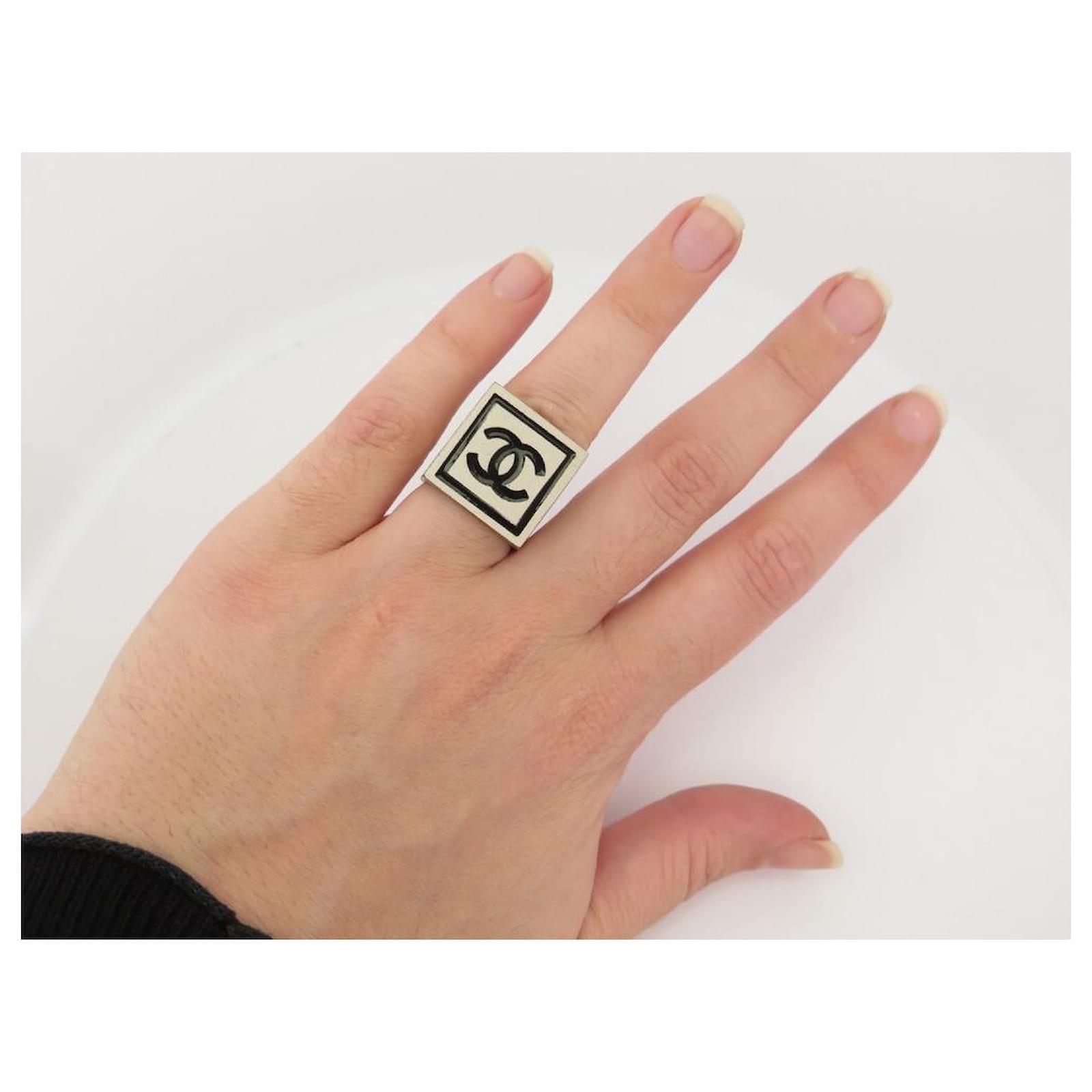 BAGUE CHANEL LOGO CC CHEVALIERE CARRE T 55 EN METAL ARGENTE SILVER