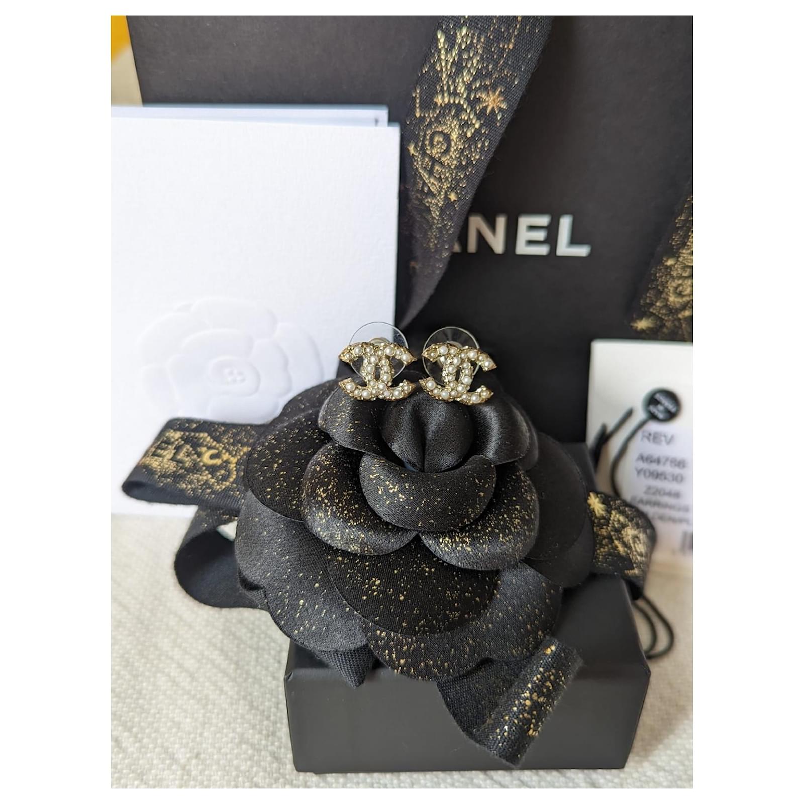 Chanel CC E18V Logo Classic Pearl Crystal GHW Earrings box receipt Golden  Metal ref.557697 - Joli Closet