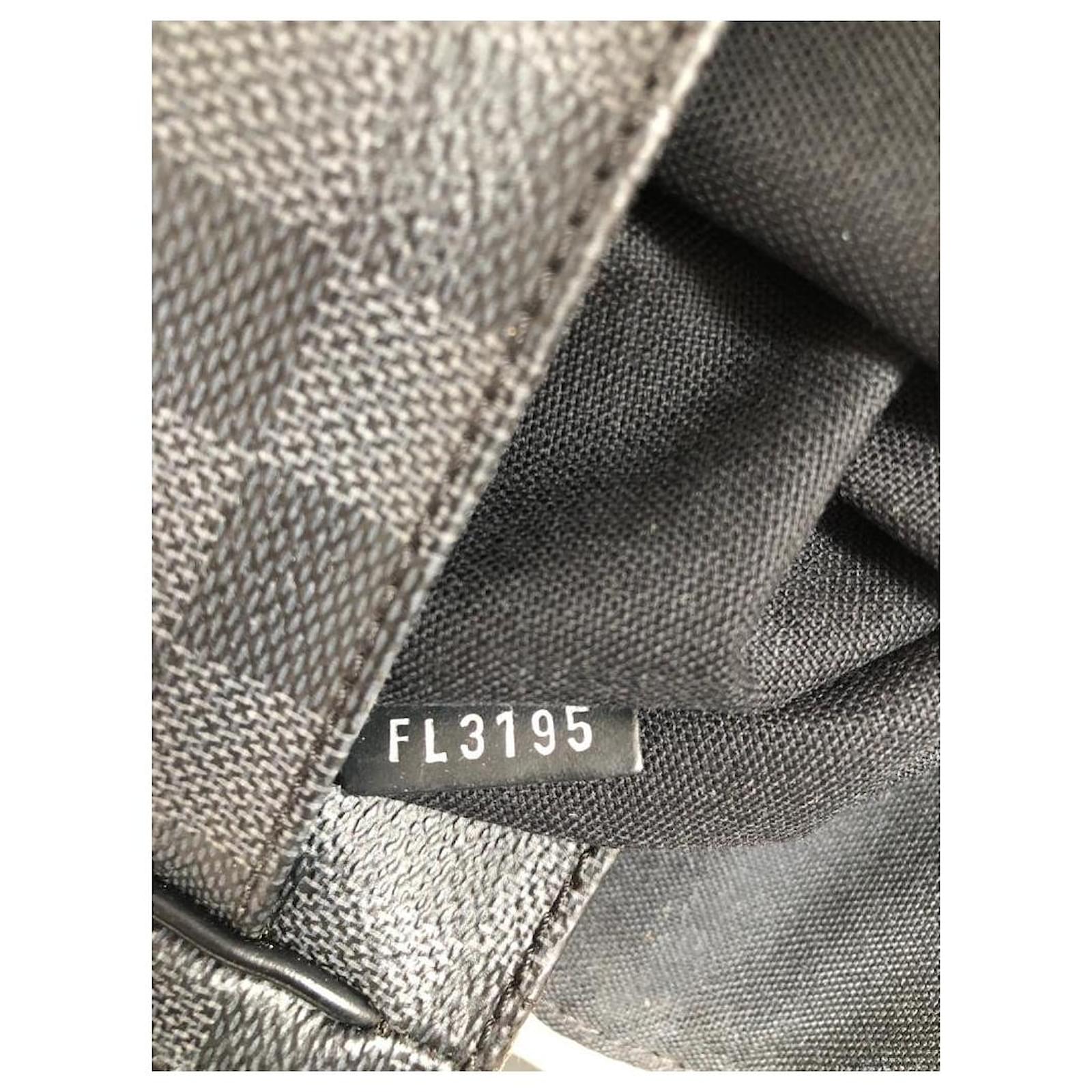 Louis Vuitton LV District PM new Grey Leather ref.492173 - Joli Closet