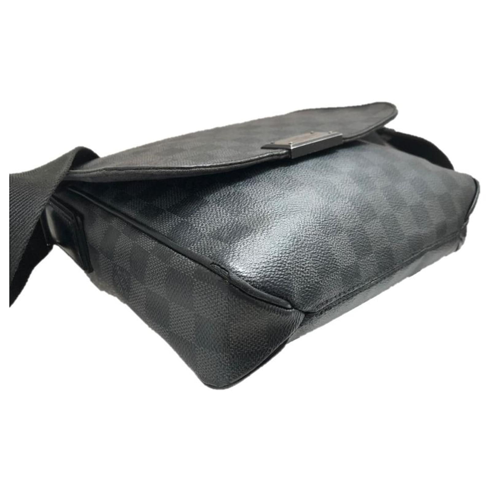 Louis Vuitton district MM Black Leather ref.239653 - Joli Closet