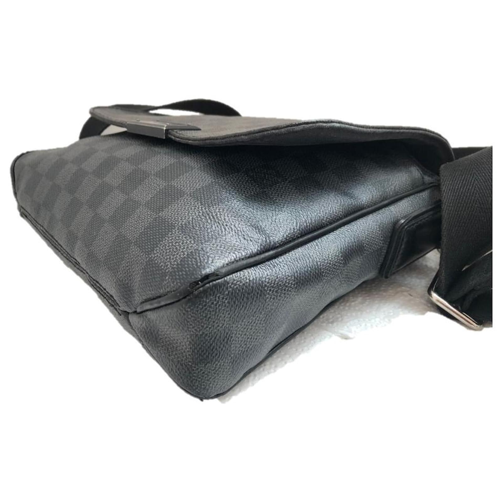 District leather bag Louis Vuitton Black in Leather - 35172301