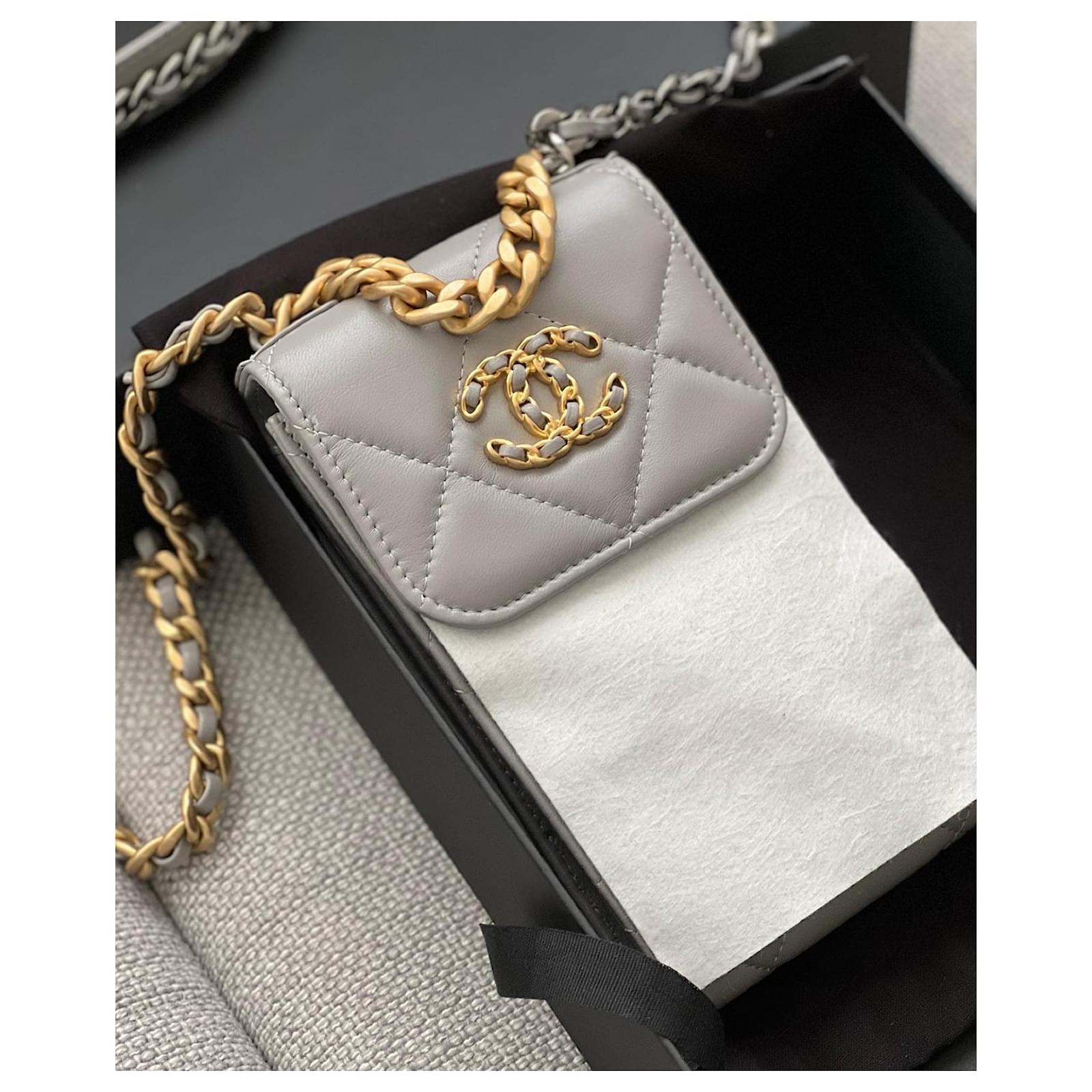 Phone case Chanel 19 Grey Leather ref.563978 - Joli Closet