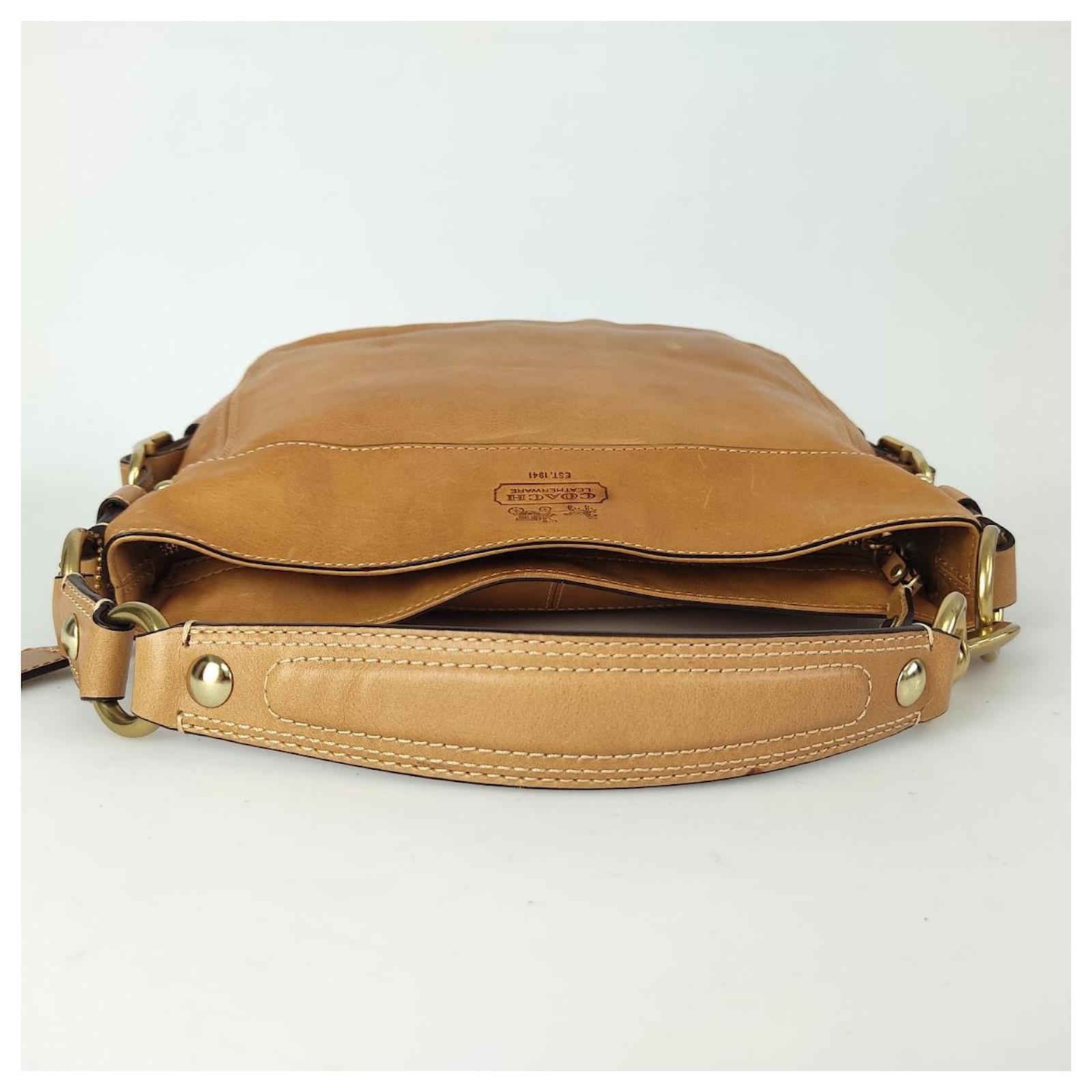 Coach leather shoulder bag Beige ref.565764 - Joli Closet