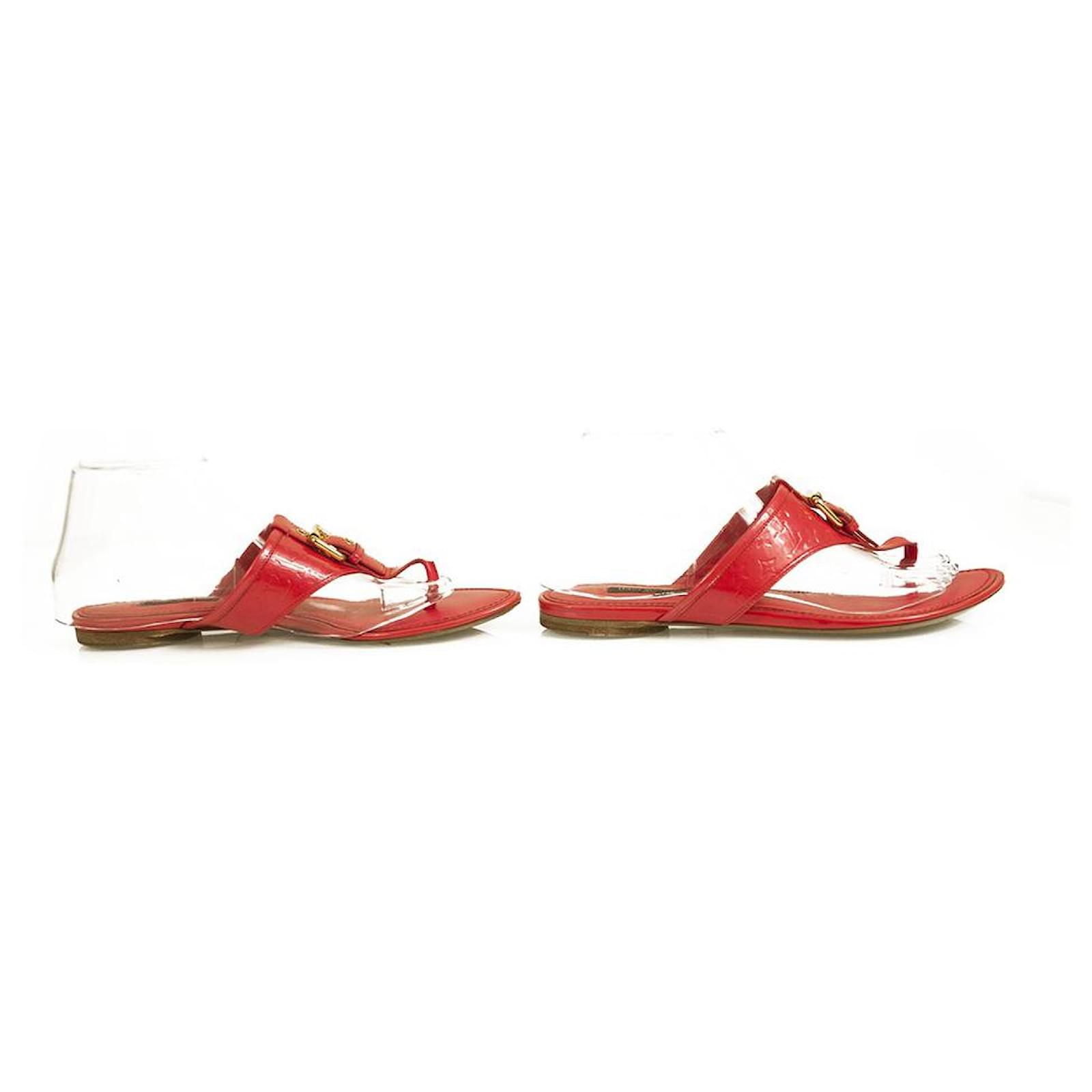 Louis Vuitton Fuchsia Red Monogram Vernis Flat Thong Gold Tone Buckle  Sandals 38 Pink Leather ref.567901 - Joli Closet