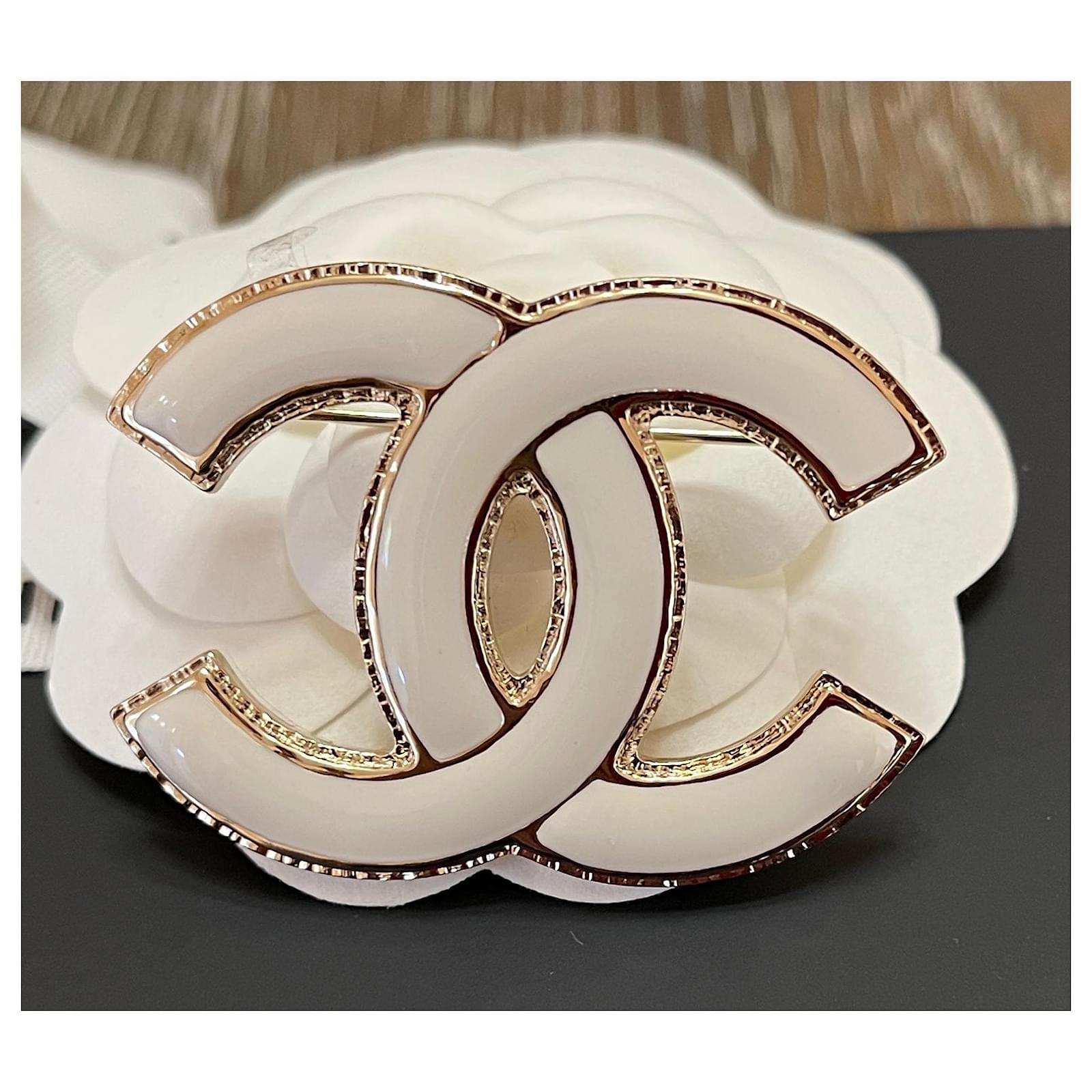 Chanel Large White Enamel CC Logo Gold Tone Metal Brooch Pin ref.568268