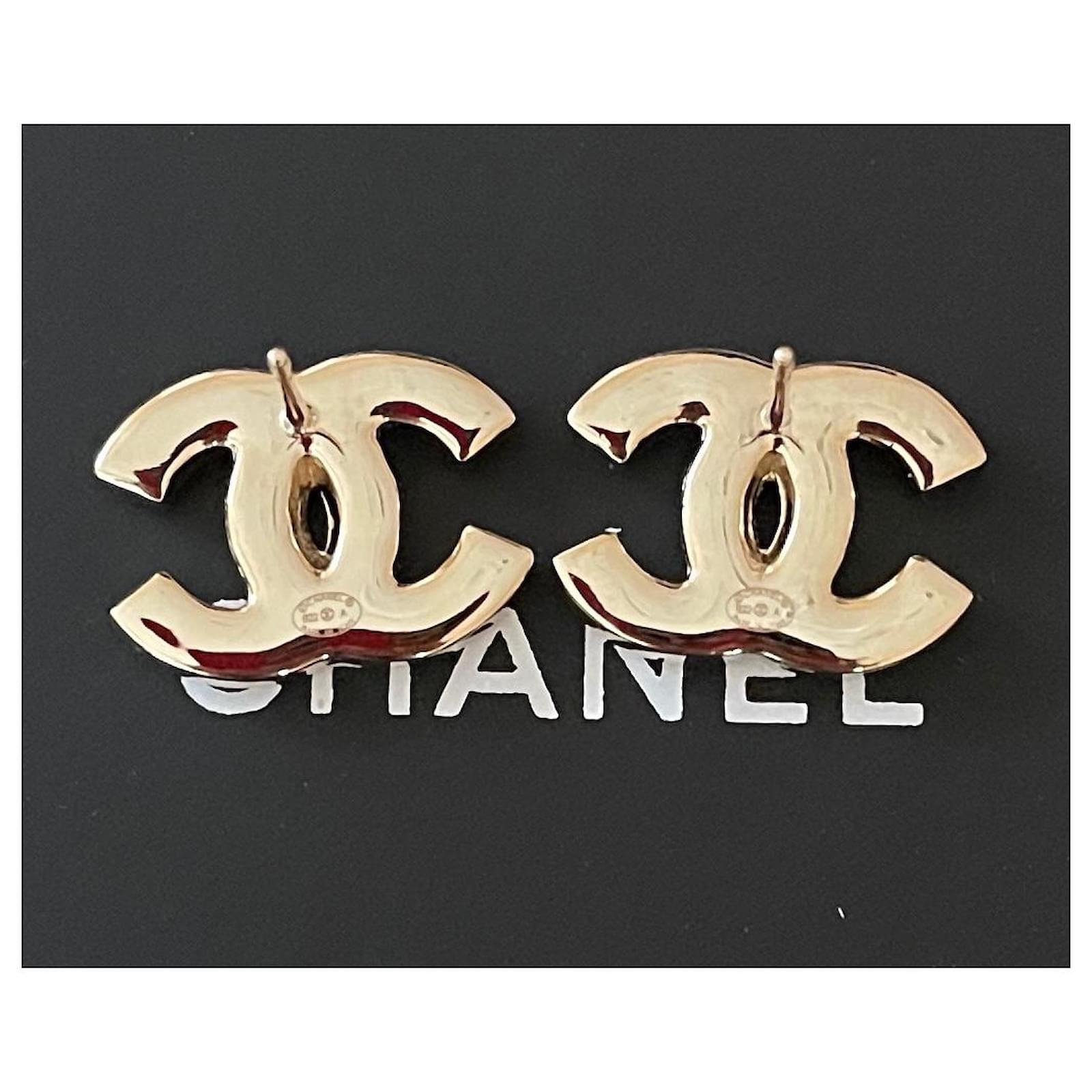 Chanel Large White Enamel CC Logo Gold Tone Metal Brooch Pin ref.568268 -  Joli Closet