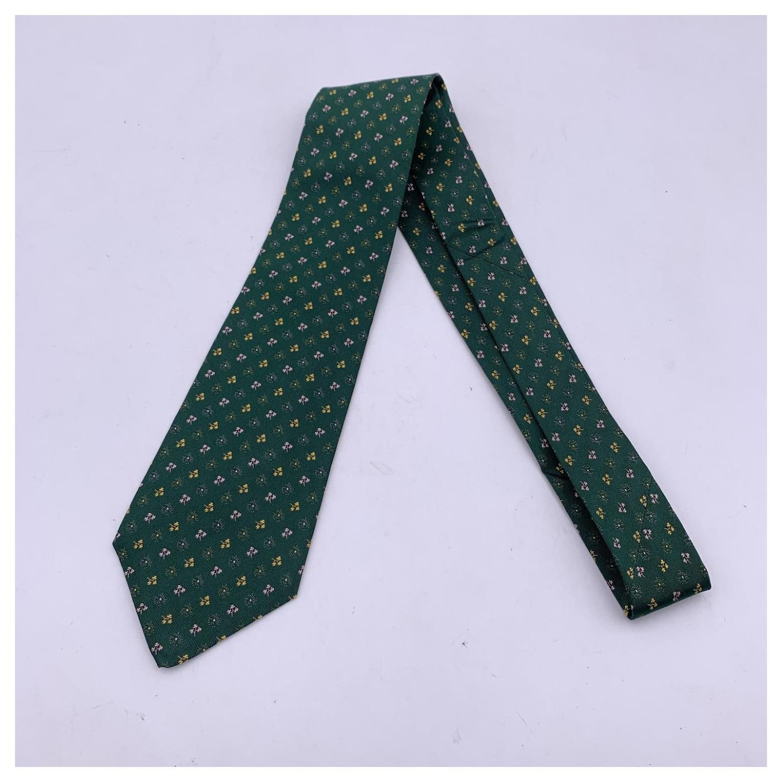 Cravate Hermès En Soie – Motif Rayé Vert Et Jaune, Logo, Made In France, Taille Classique, état Très Bon