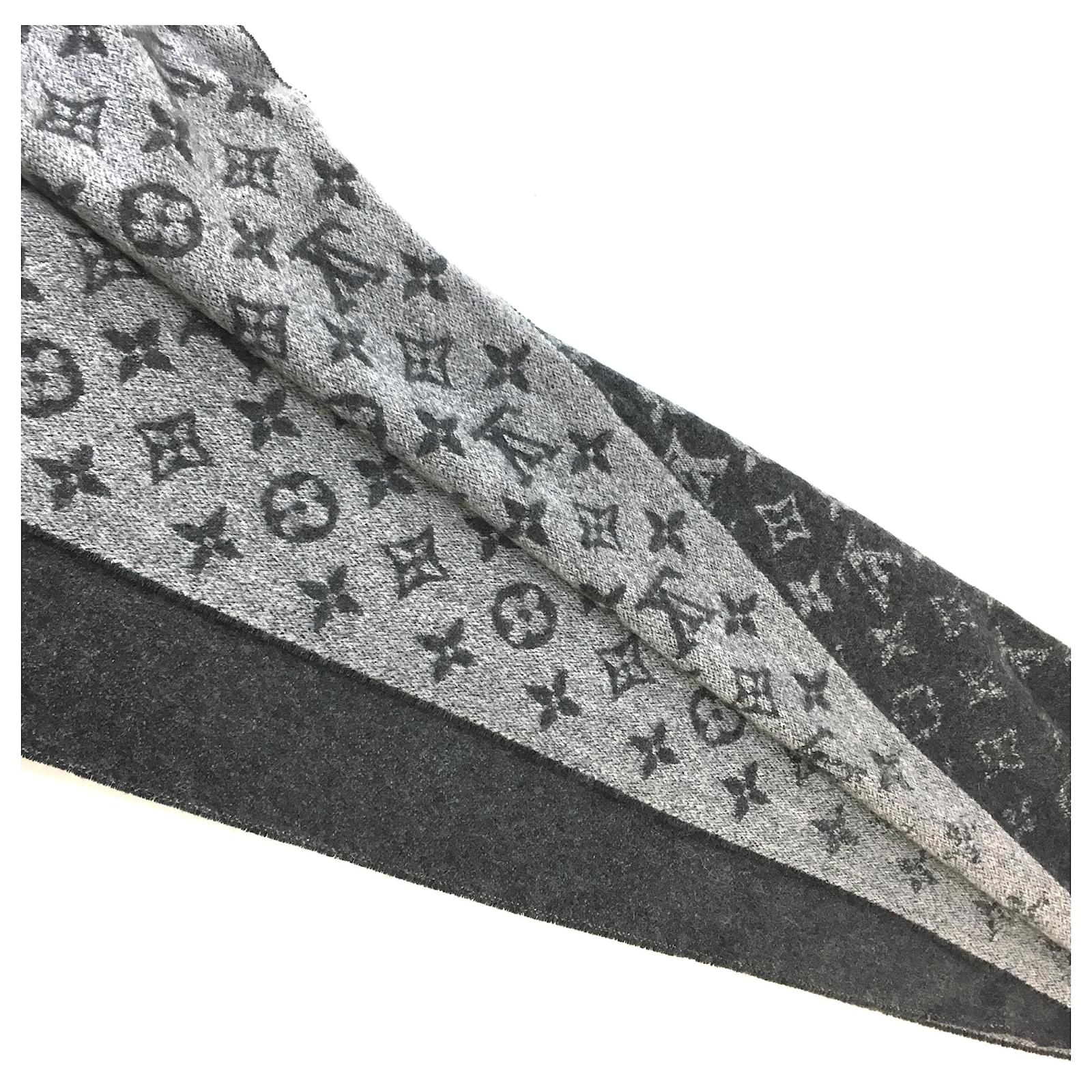 Louis Vuitton Grey Monogram Cozy 50% wool 50% Cashmere Scarf/Wrap