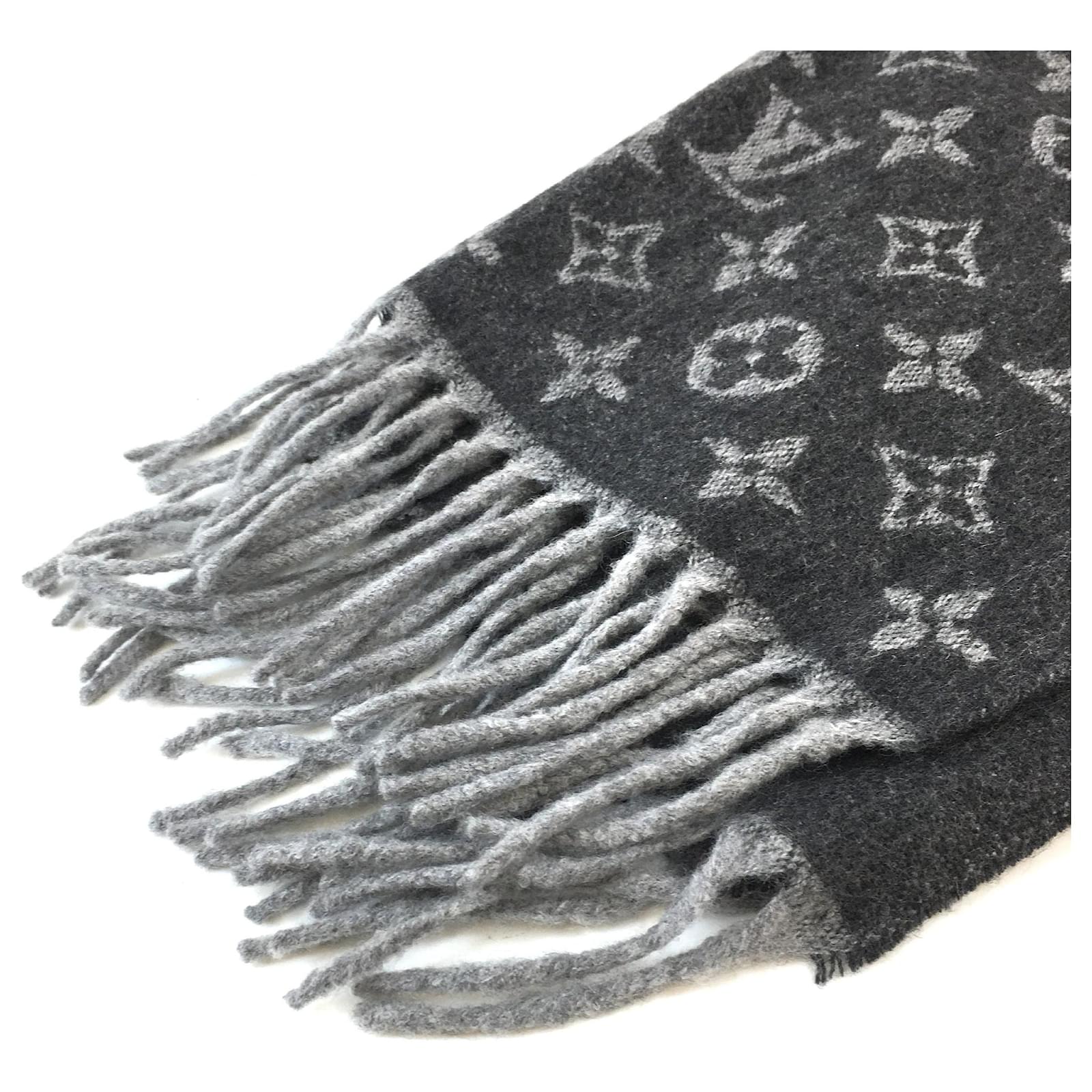 Louis Vuitton Grey Monogram Cozy 50% wool 50% Cashmere Scarf/Wrap