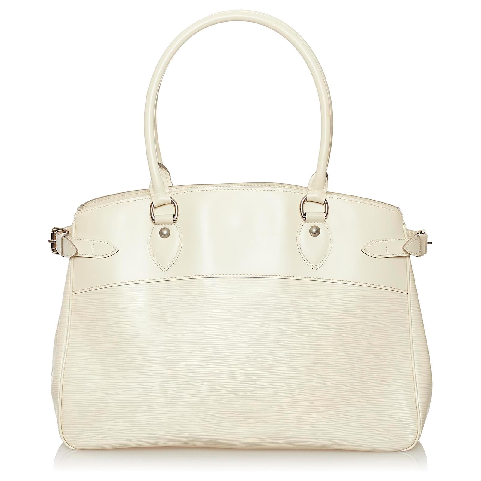 Louis Vuitton White Epi Passy GM Leather ref.571854 - Joli Closet