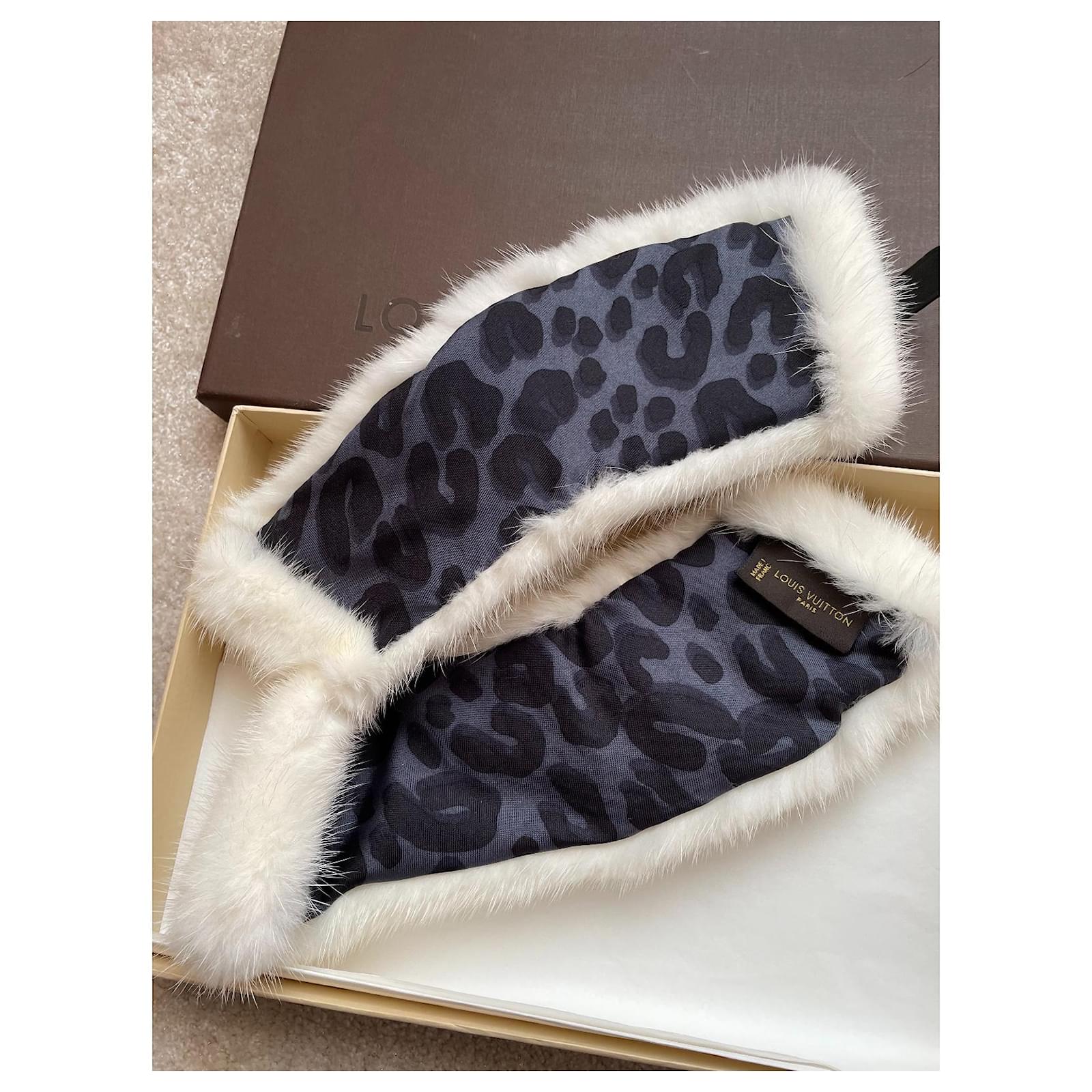 Louis Vuitton Scarves Multiple colors Fur ref.572763 - Joli Closet