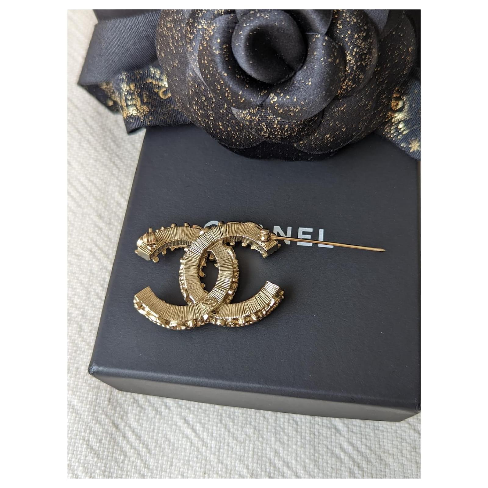 Chanel CC B14V Black Enamel Ruffled Logo Crystal GHW Brooch Metal  ref.572788 - Joli Closet