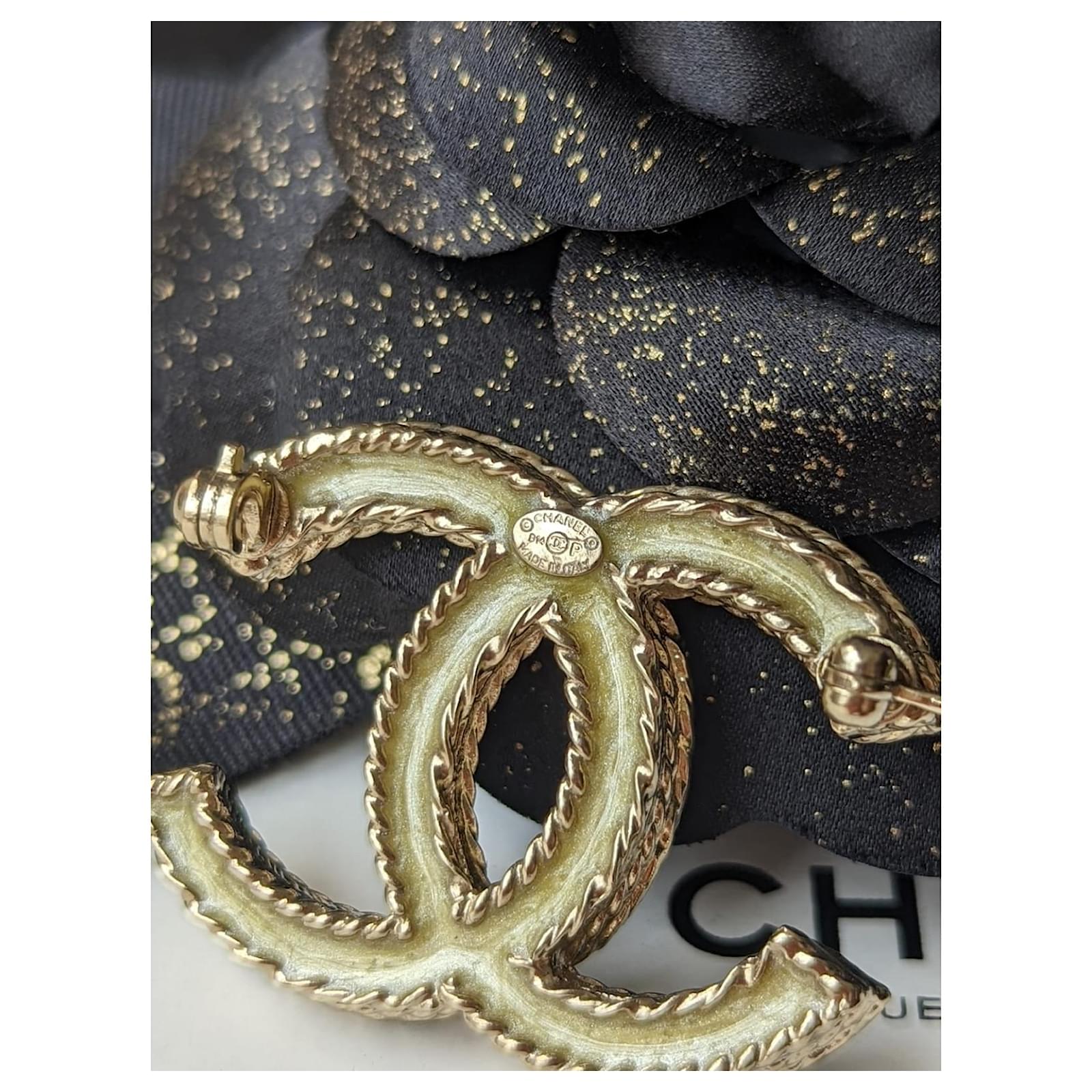 Chanel CC B14P Crystal Enamel Ruffled Logo GHW Brooch Golden Metal ref.573174  - Joli Closet