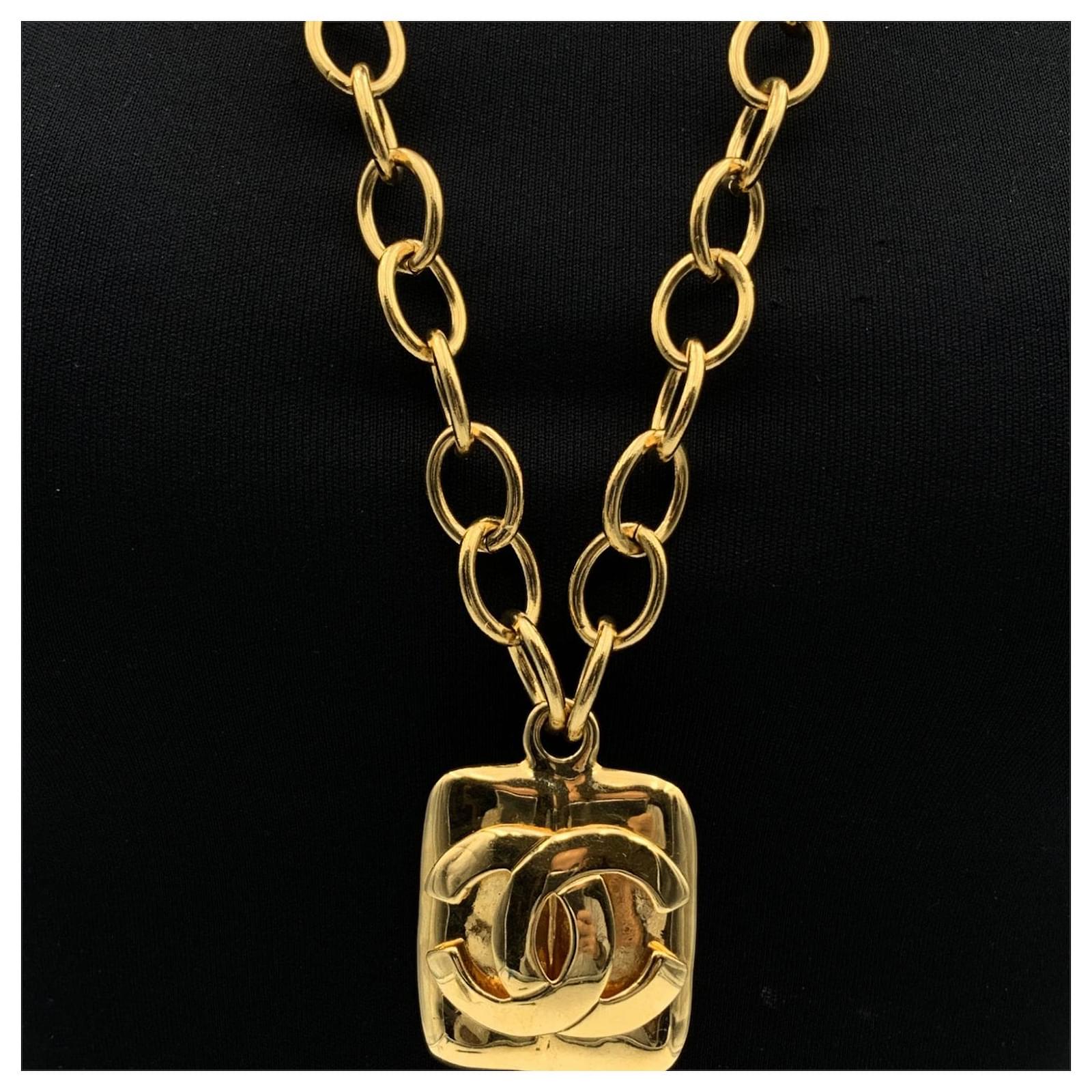 Joli Collier Vintage En Métal Doré – Occasion