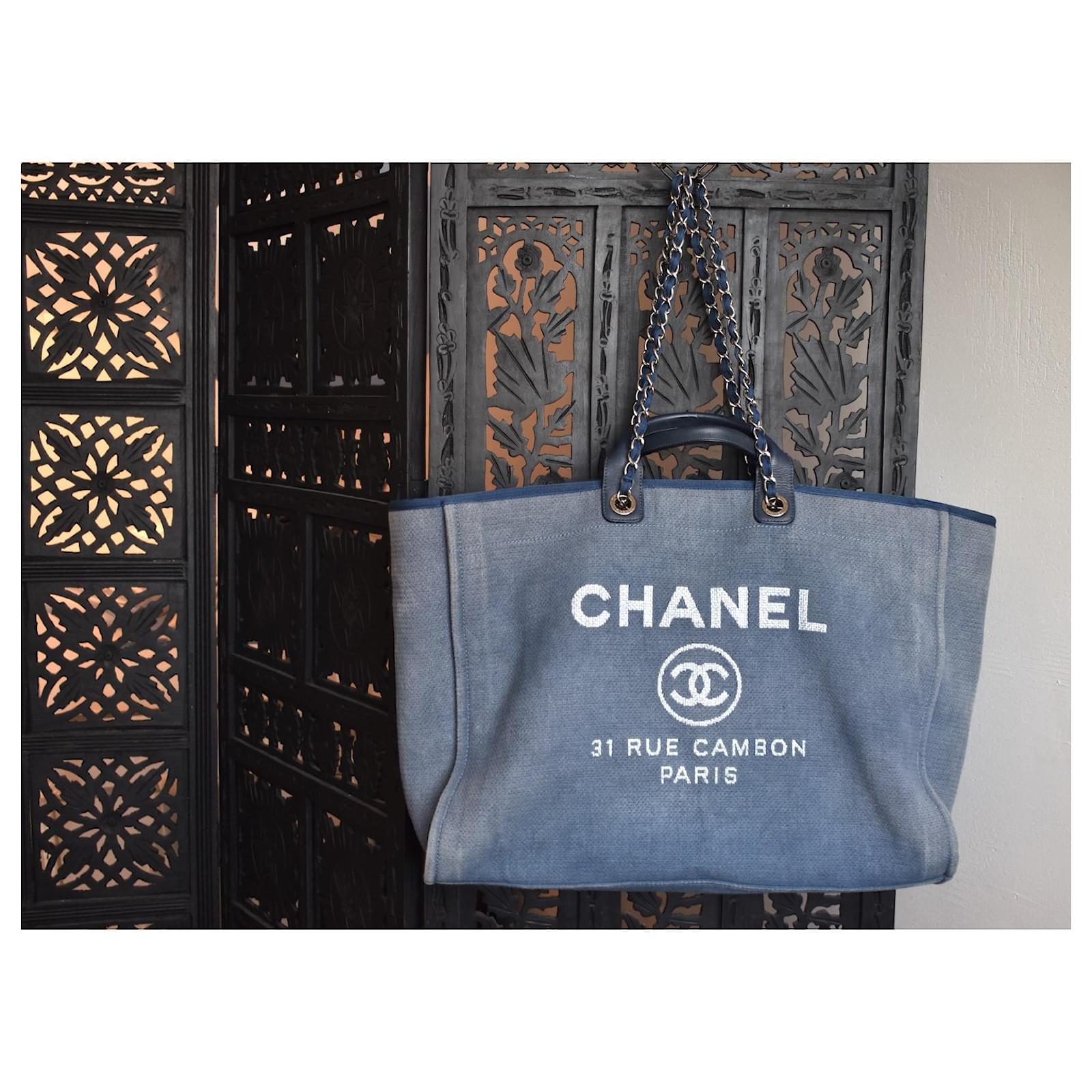 Chanel Bolso tote vaquero Deauville XL Azul claro Cuero Algodón Pantalones  vaqueros ref.576636 - Joli Closet