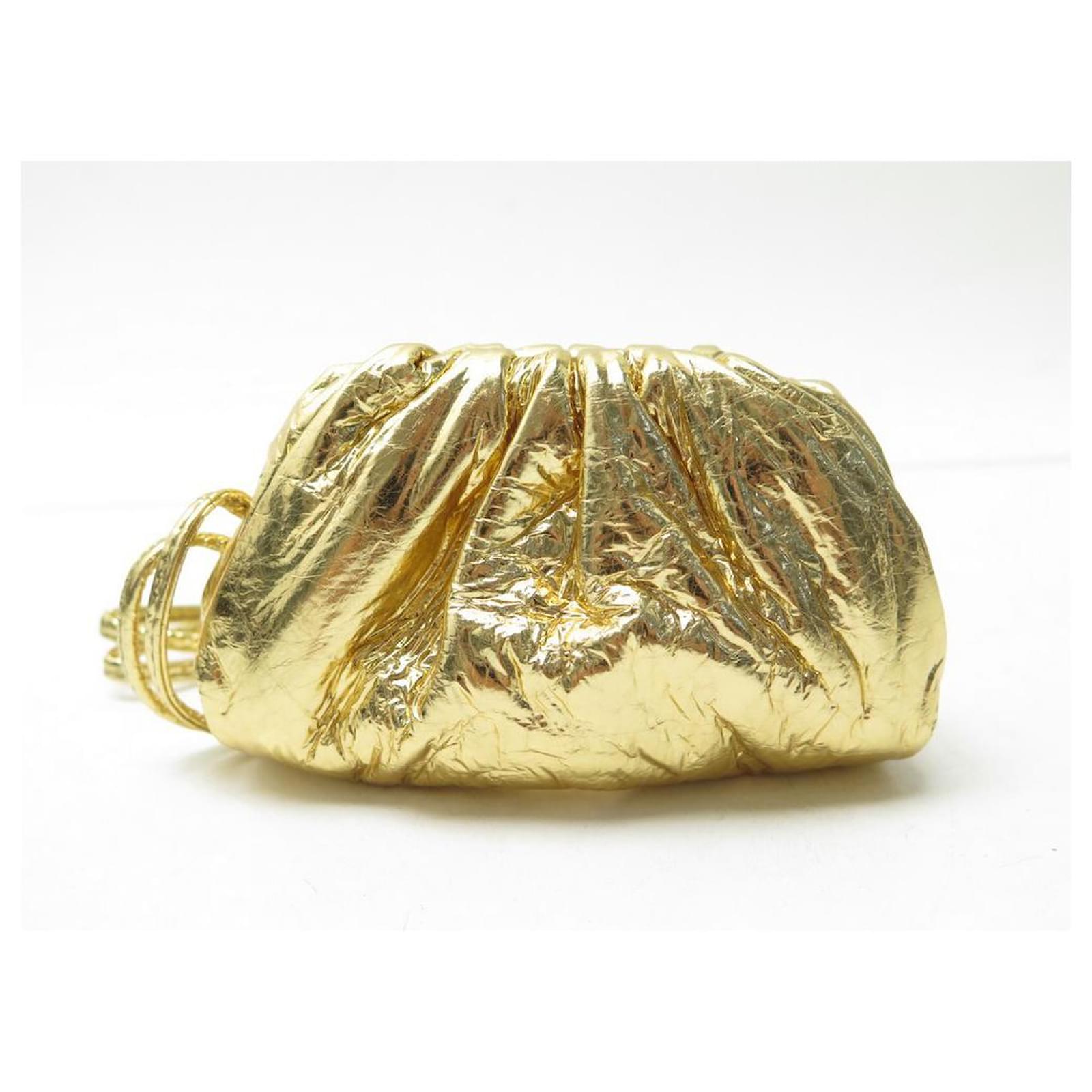 NEW BOTTEGA VENETA THE POUCH MICRO GOLD LEATHER CLUTCH BAG + NEW BAG BOX  Golden ref.589551 - Joli Closet