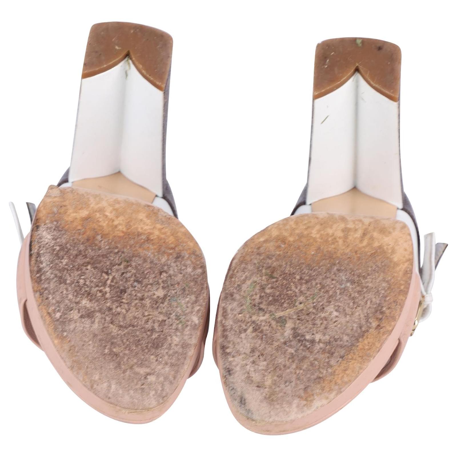 Louis Vuitton Monogram lined Strap Sandals in Nude Leather Flesh ref.593868  - Joli Closet