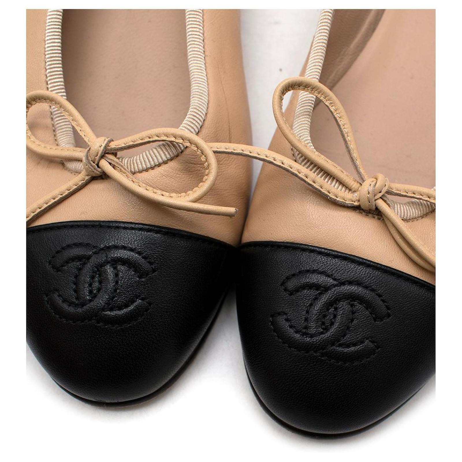 Chanel Nude-beige & black leather CC toe cap ballerinas ref.595362 - Joli  Closet