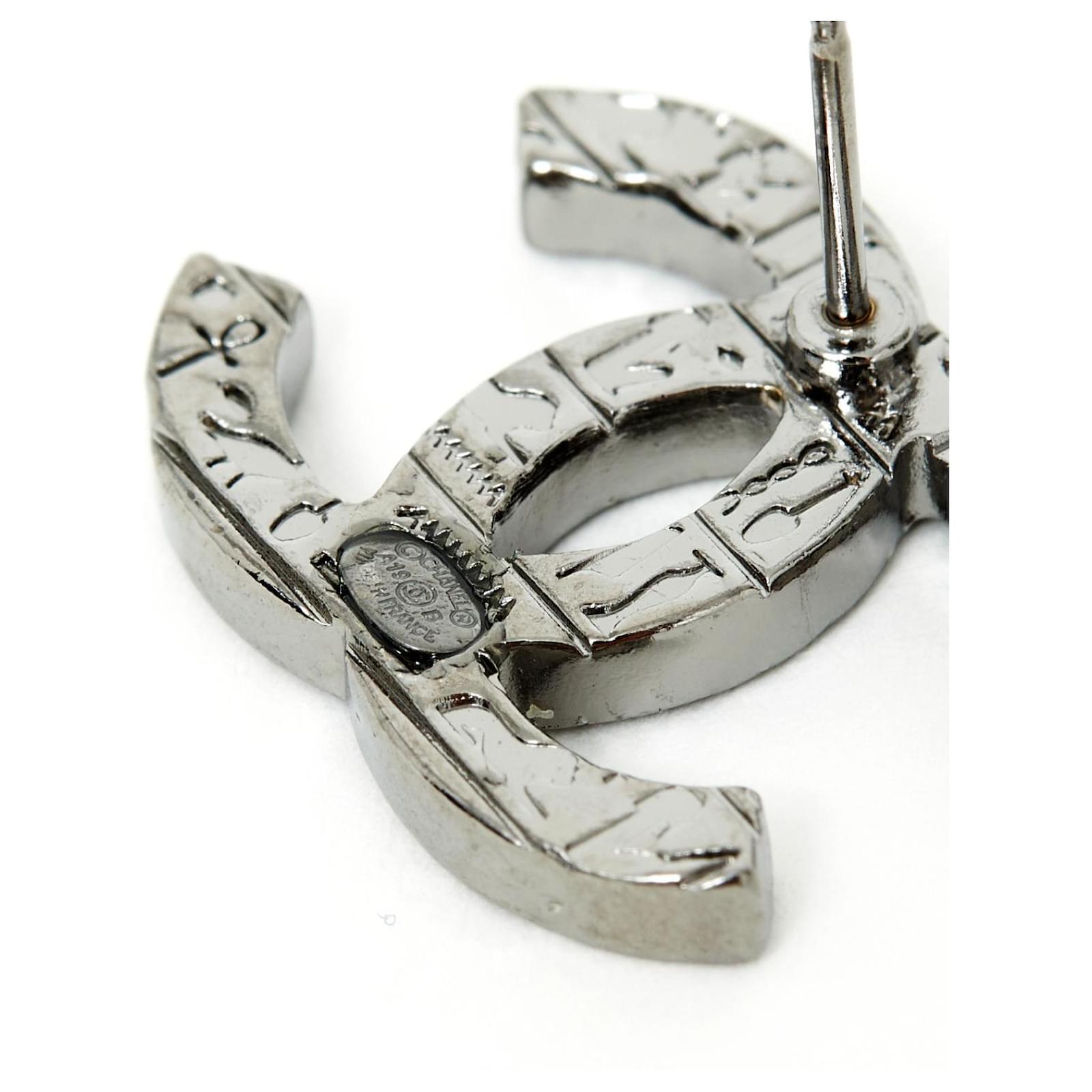 Chanel Silver Brooch ○ Labellov ○ Buy and Sell Authentic Luxury