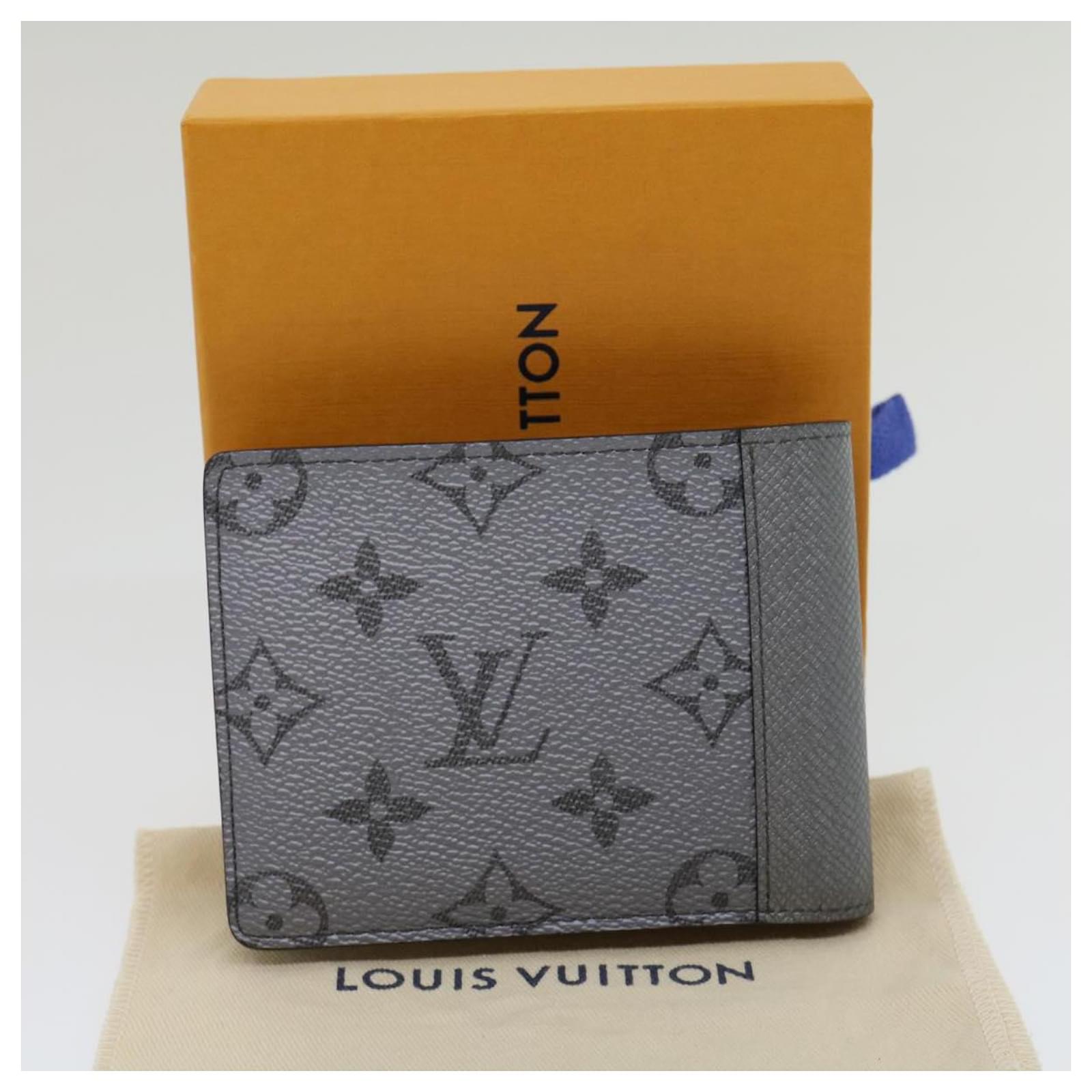 Louis Vuitton Taigalama Portefeuille Multipull Wallet Silver
