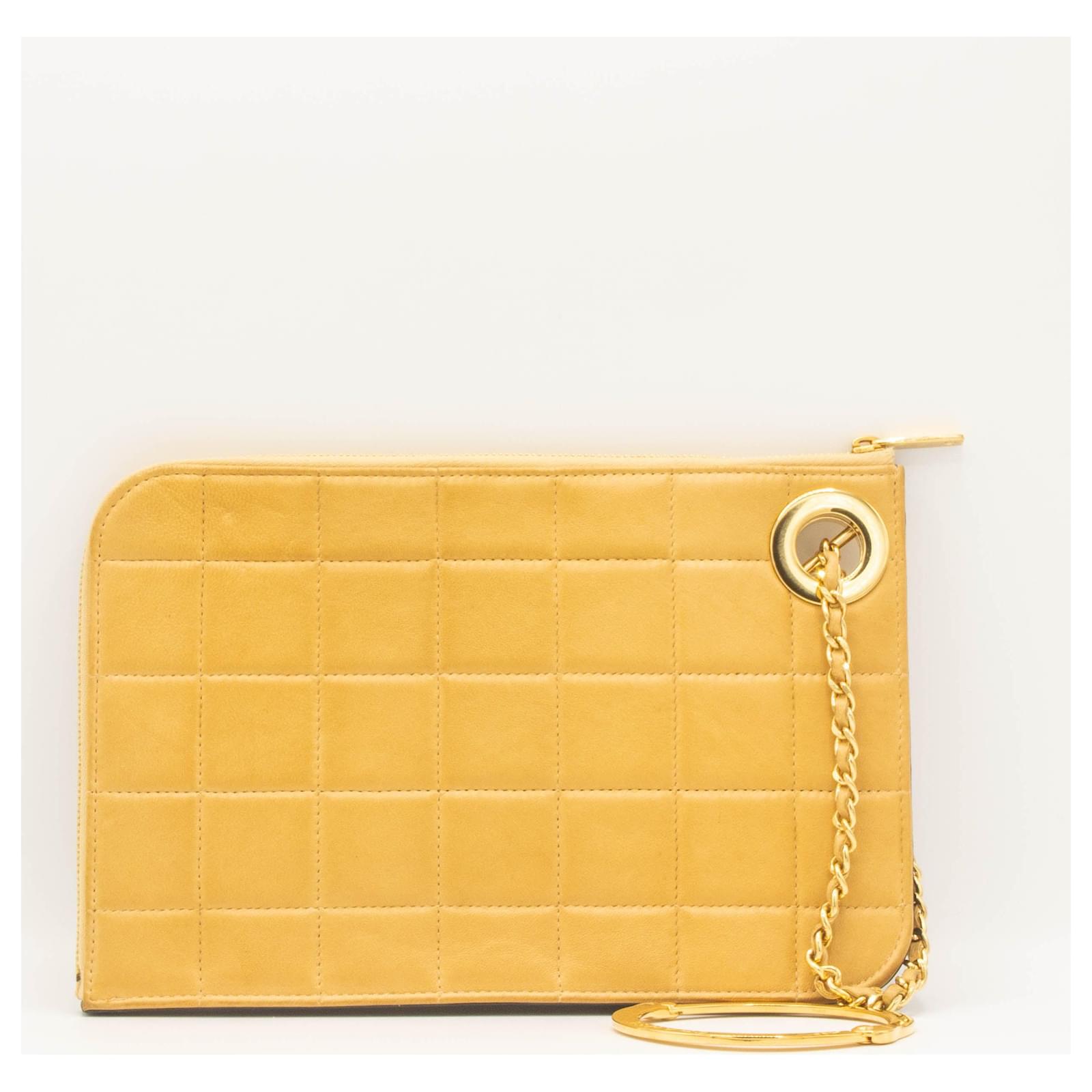 Timeless Chanel Handcuff Pochette Beige Leather Bar Gold ref.608797 - Joli  Closet