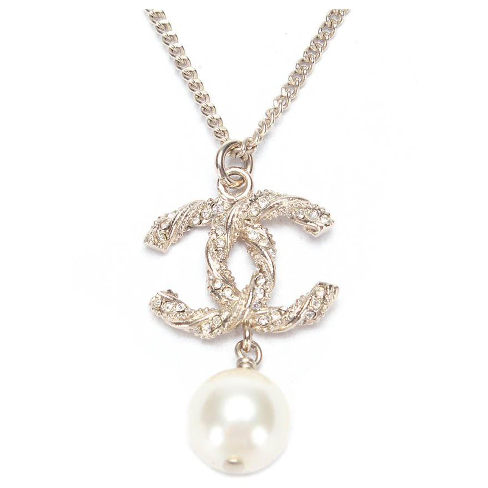 Chanel Collier pendentif CC strass et fausses perles Métal Doré ref