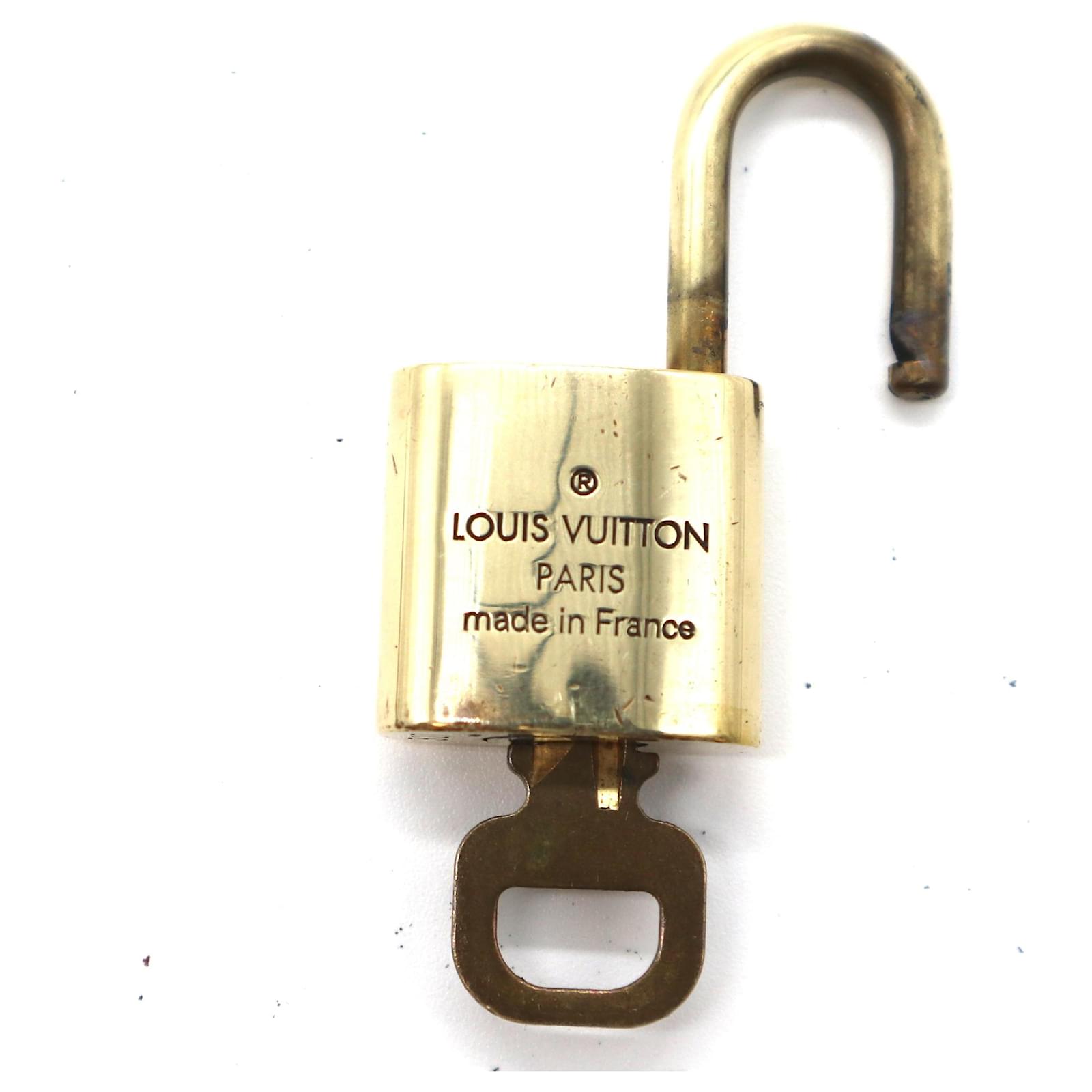 Louis Vuitton LV Schlüsselanhänger-Halskette MP2842 Silber Metall  ref.1016506 - Joli Closet