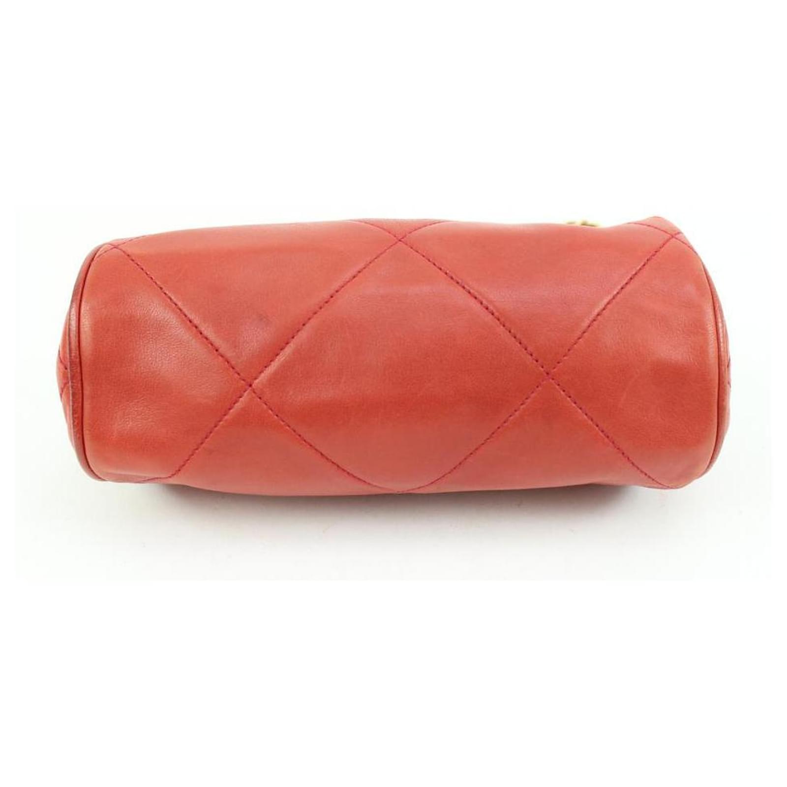 Chanel Rote, gesteppte, runde Umhängetasche mit Tonnenfransen und Quaste  Leder ref.620525 - Joli Closet