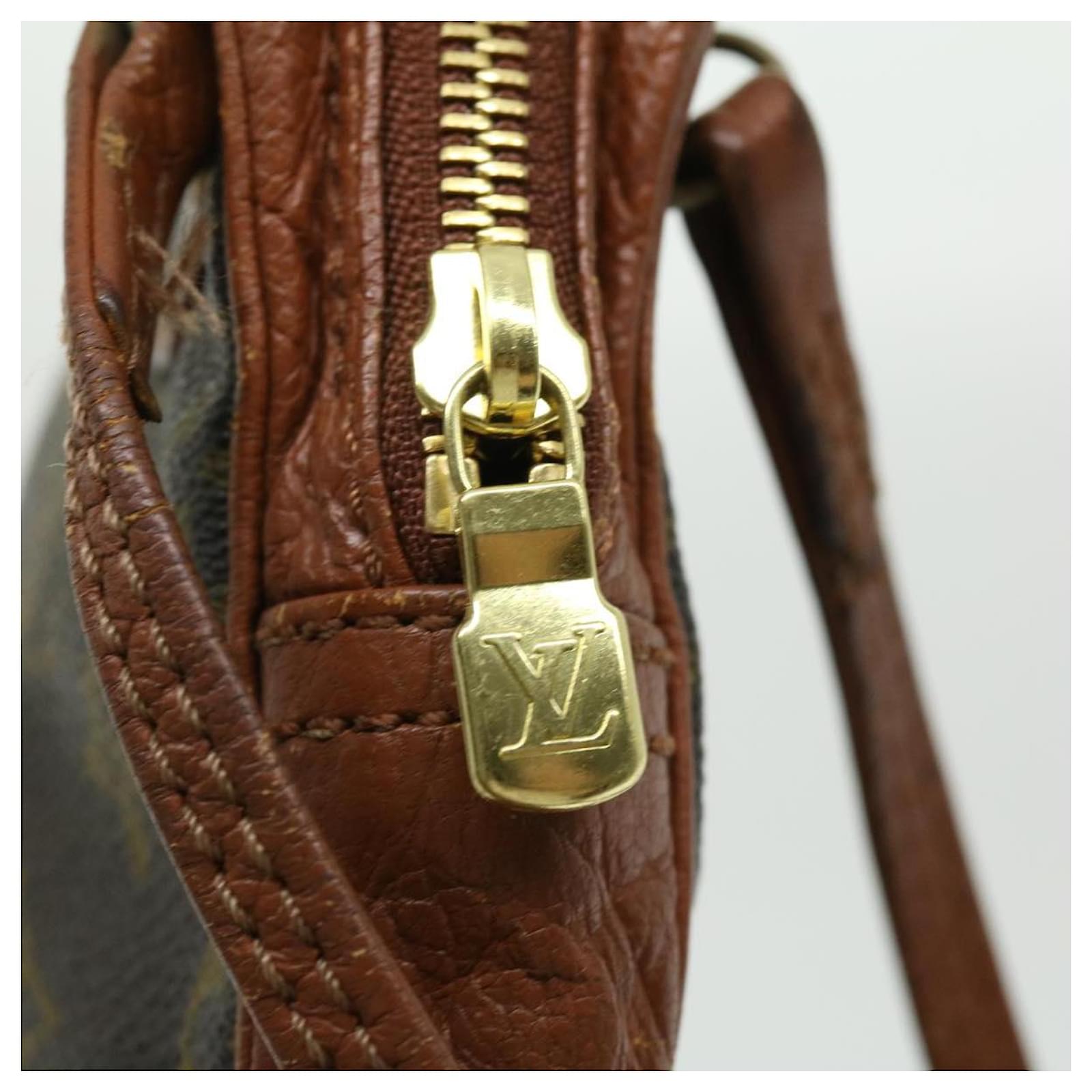 LOUIS VUITTON Monogram Pochette Sports Clutch Bag Vintage No.183 LV Auth  30705 Cloth ref.623367 - Joli Closet