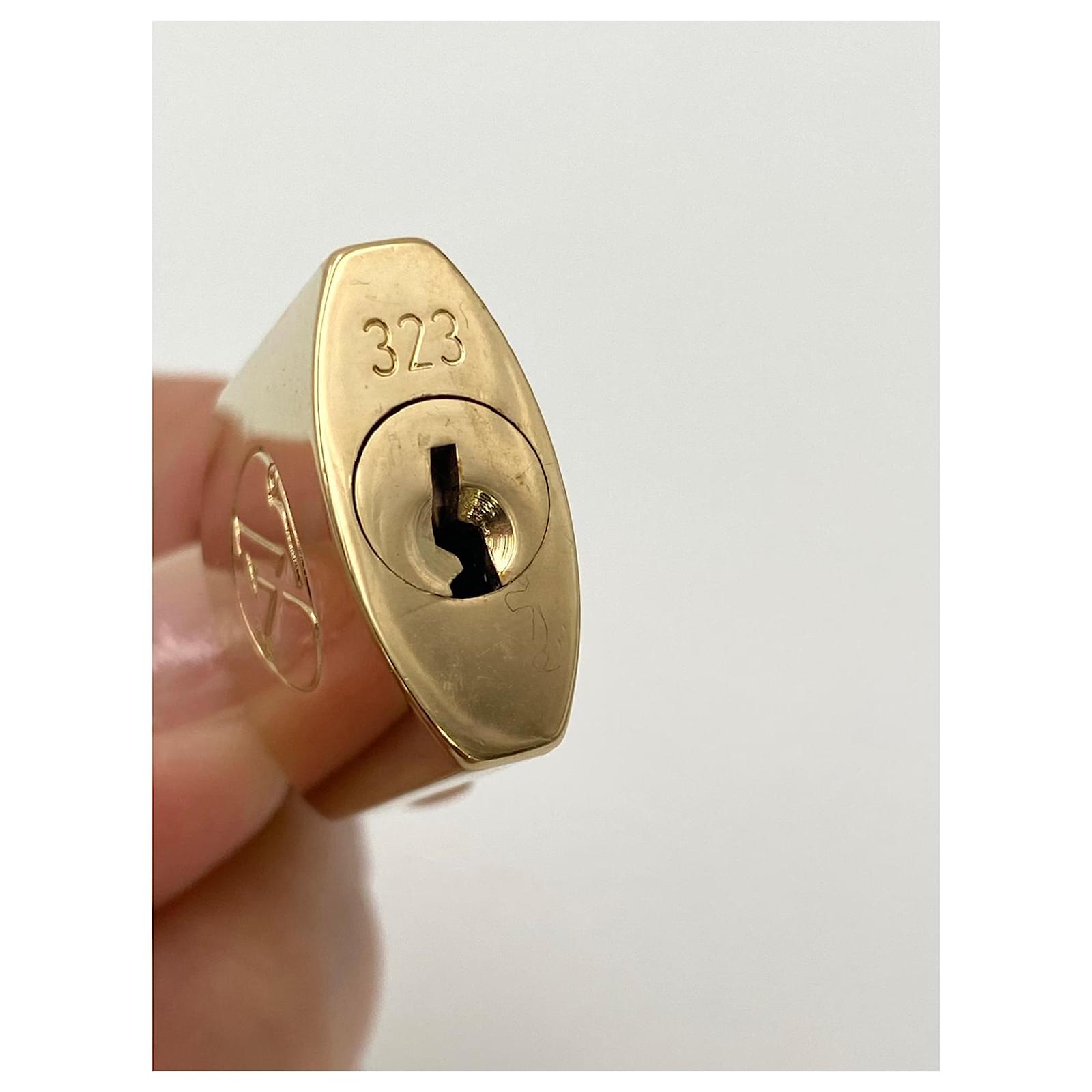 Louis Vuitton padlock 323 GOLD Golden Metal ref.624198 - Joli Closet