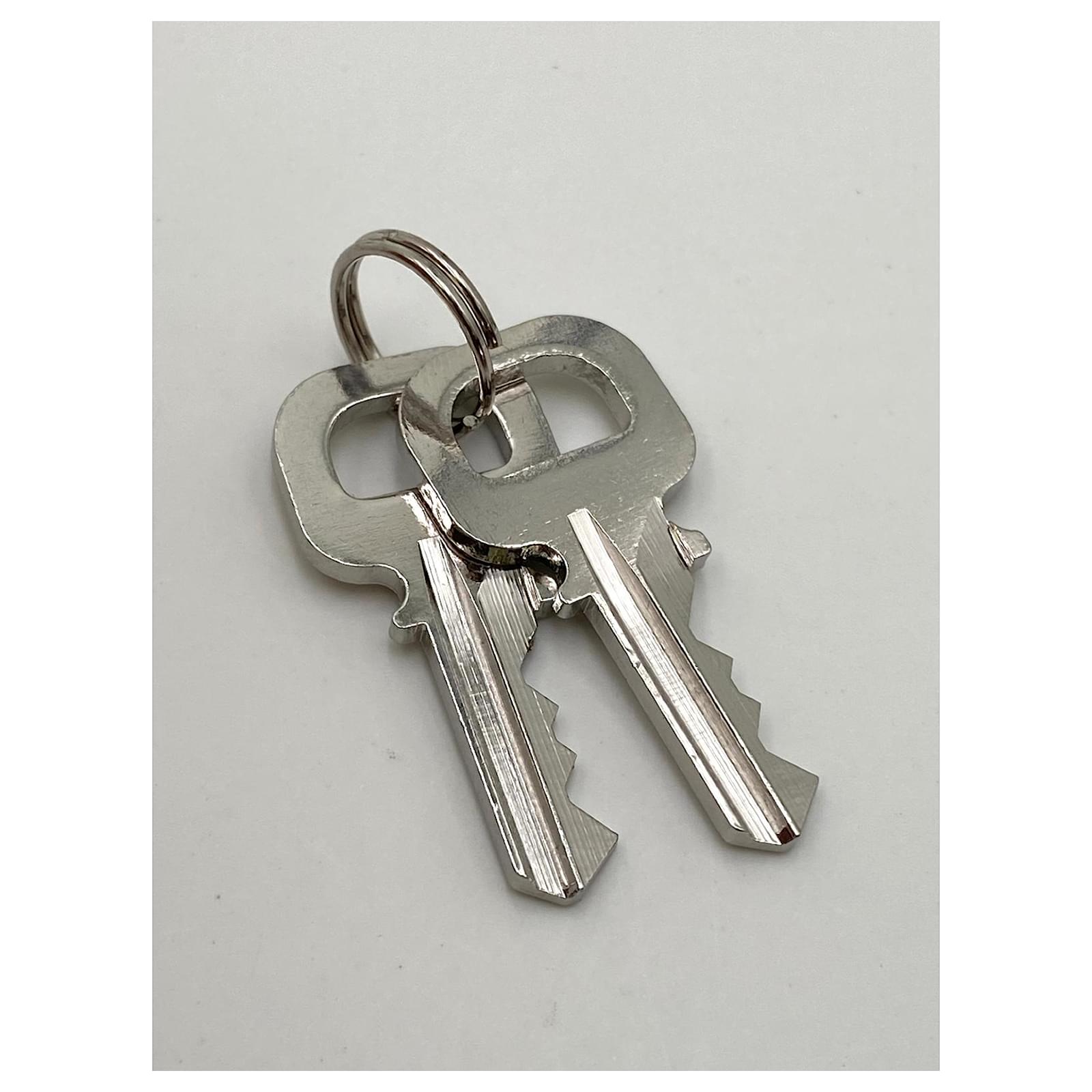 Louis Vuitton padlock 452 silver Silvery Metal ref.330956 - Joli Closet