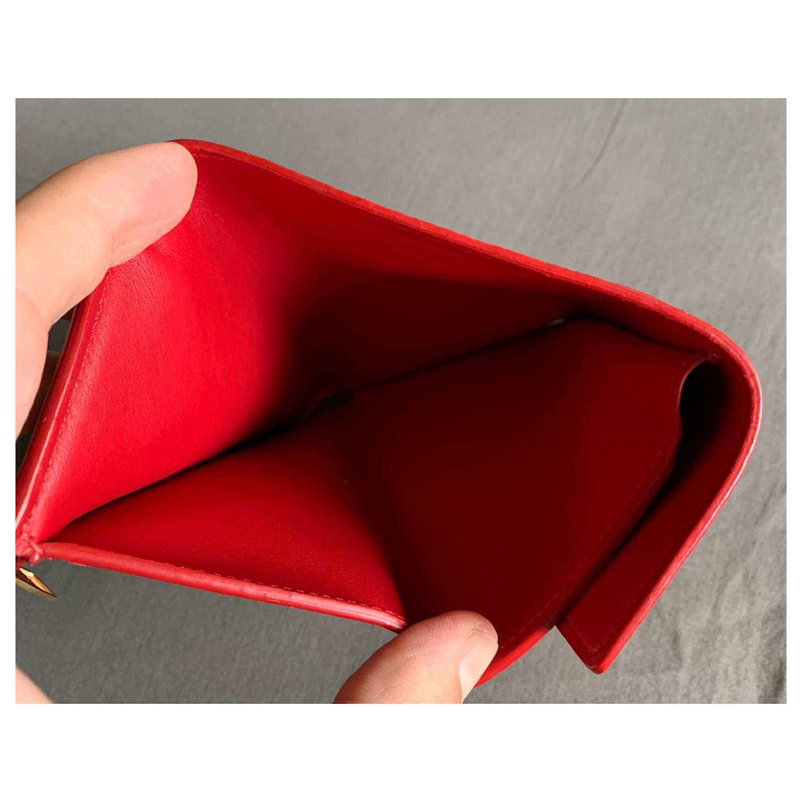 Louis Vuitton Capucines compact wallet Red Leather ref.624259 - Joli Closet