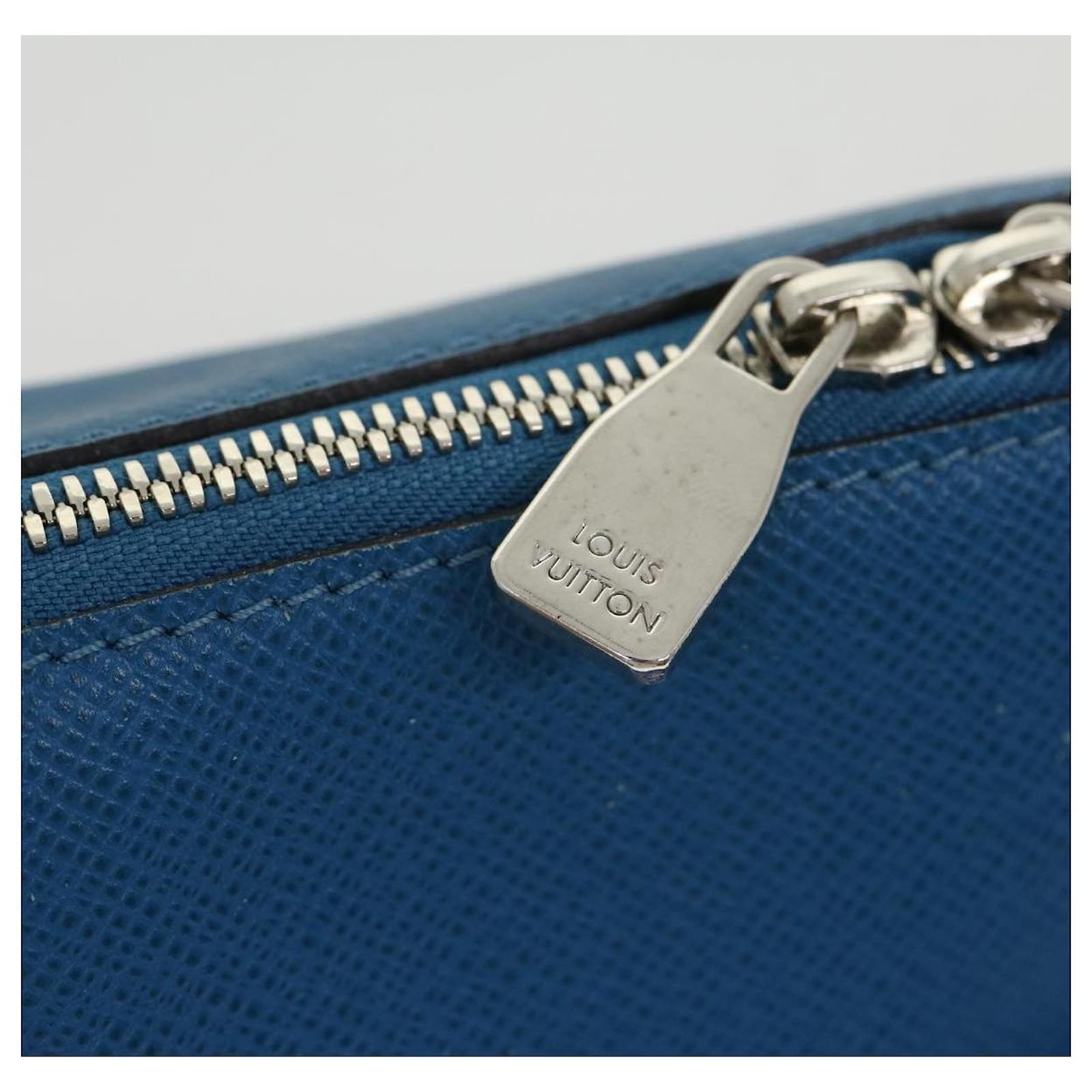 LOUIS VUITTON Taiga Grigori Shoulder Bag Blue M30235 LV Auth 31046 Leather  ref.629107 - Joli Closet