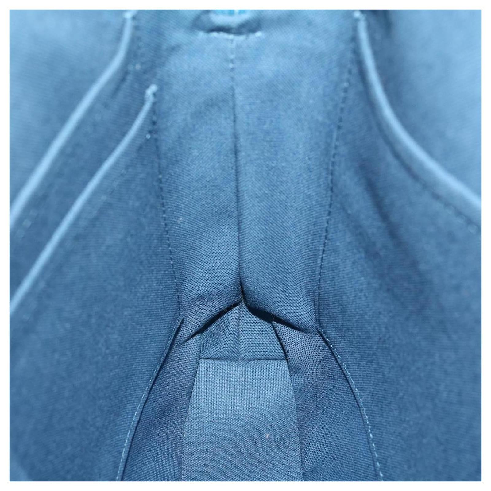 LOUIS VUITTON Taiga Grigori Shoulder Bag Blue M30235 LV Auth 31046 Leather  ref.629107 - Joli Closet
