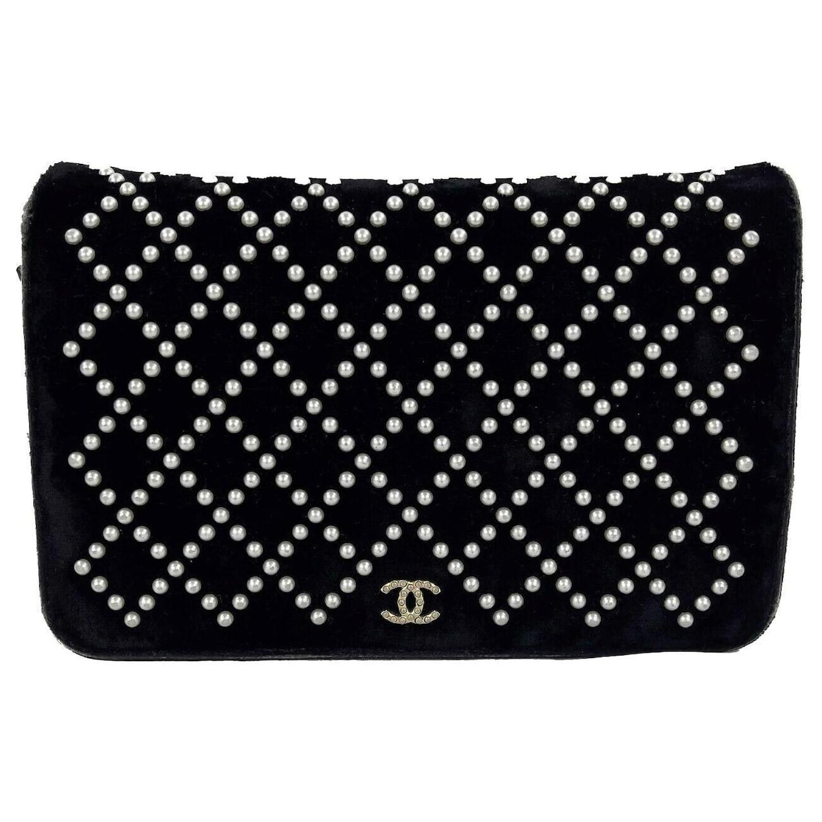 Chanel - Metiers d'Art 2017 Black Velvet and Pearl Crossbody Wallet on  Chain ref.630289 - Joli Closet