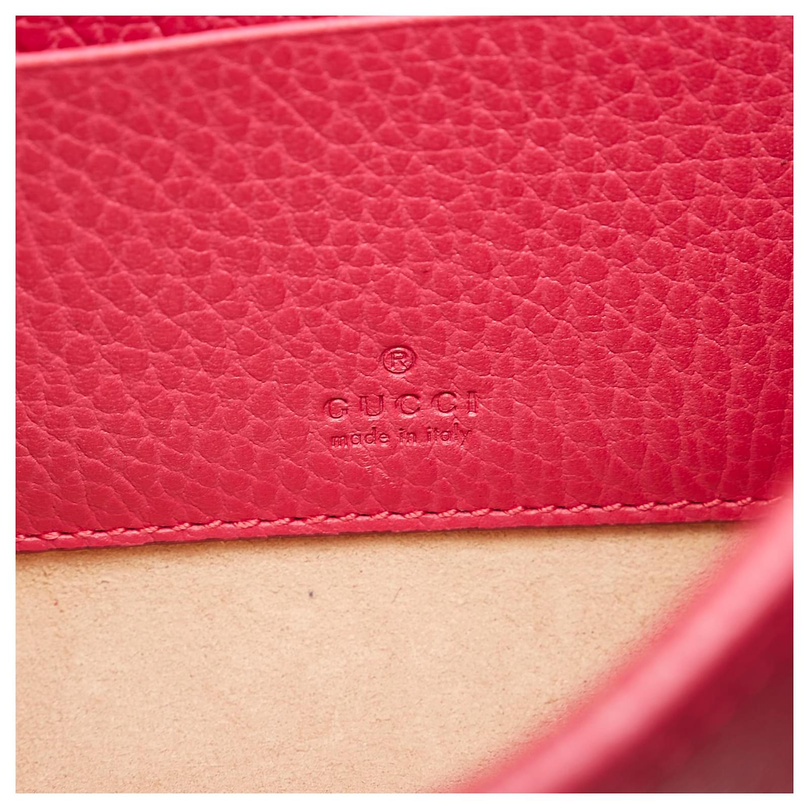 Gucci Sac à bandoulière rond rouge GG Marmont Cuir Veau façon poulain  ref.591114 - Joli Closet