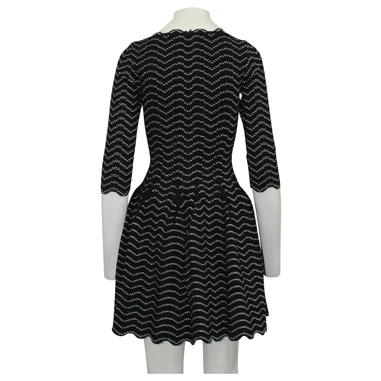 Alaïa Robe noire et blanche avec décolleté ondulé ref.631782 Joli Closet