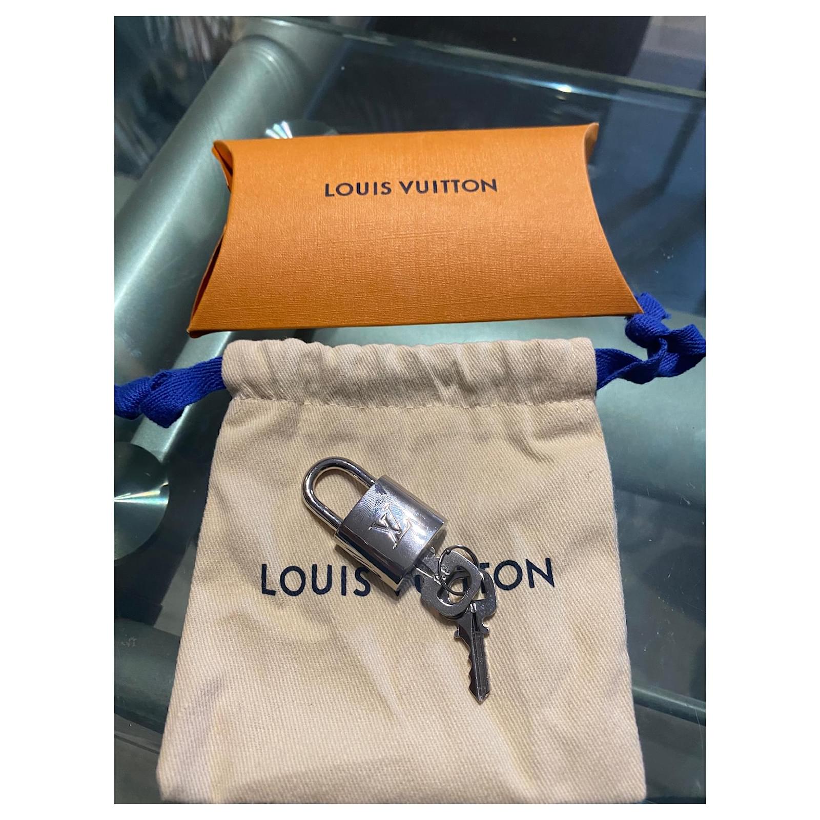 Louis Vuitton Silver silver padlock 449 Silvery Steel ref.316306