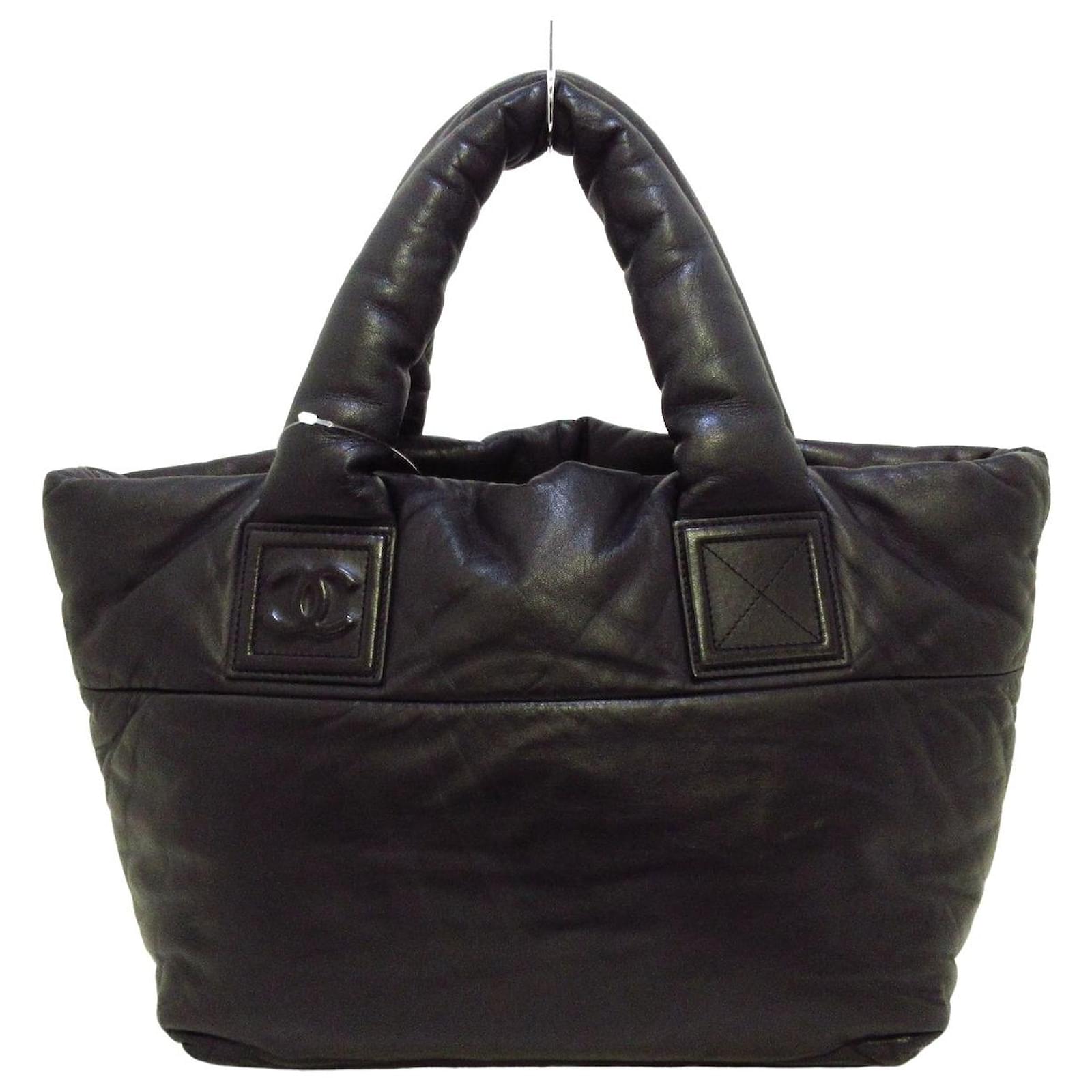 バッグ coco With its iconic triple Coco logos and sleek chain details