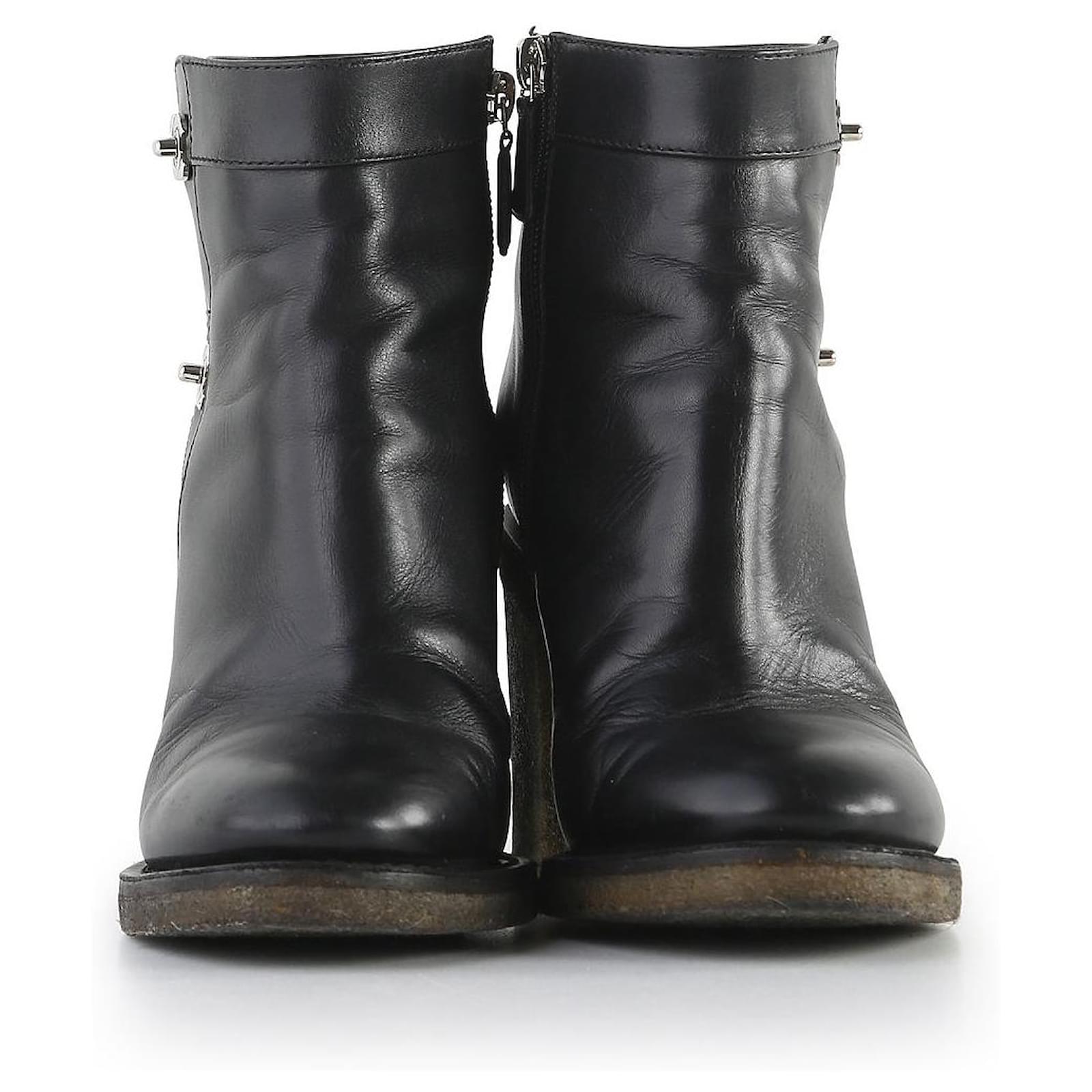 Chanel Black Leather CC Turnlock Ankle Boots ref.656313 - Joli Closet