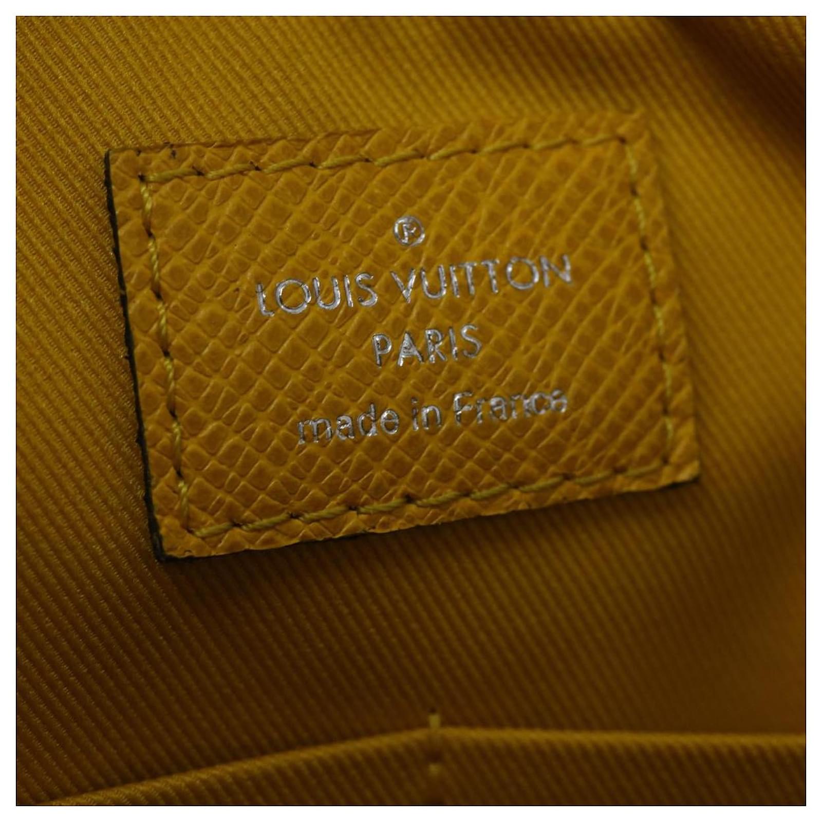 LOUIS VUITTON Taiga Porte Documents Voyage PM Hand Bag Jaune M30636 auth  31449 Leather ref.661472 - Joli Closet
