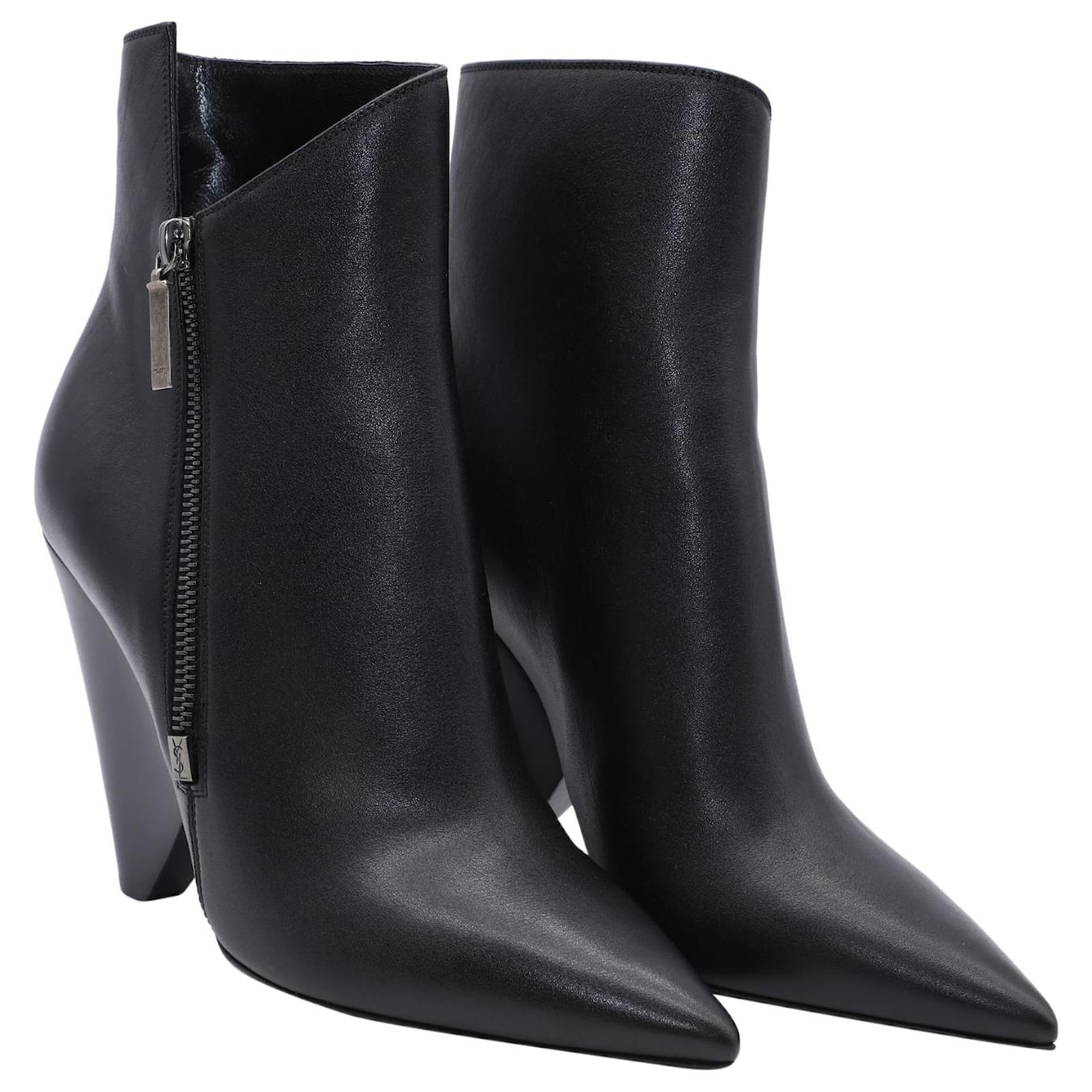 Saint Laurent Niki Asymmetric Boots in Black Leather ref.662033 - Joli ...