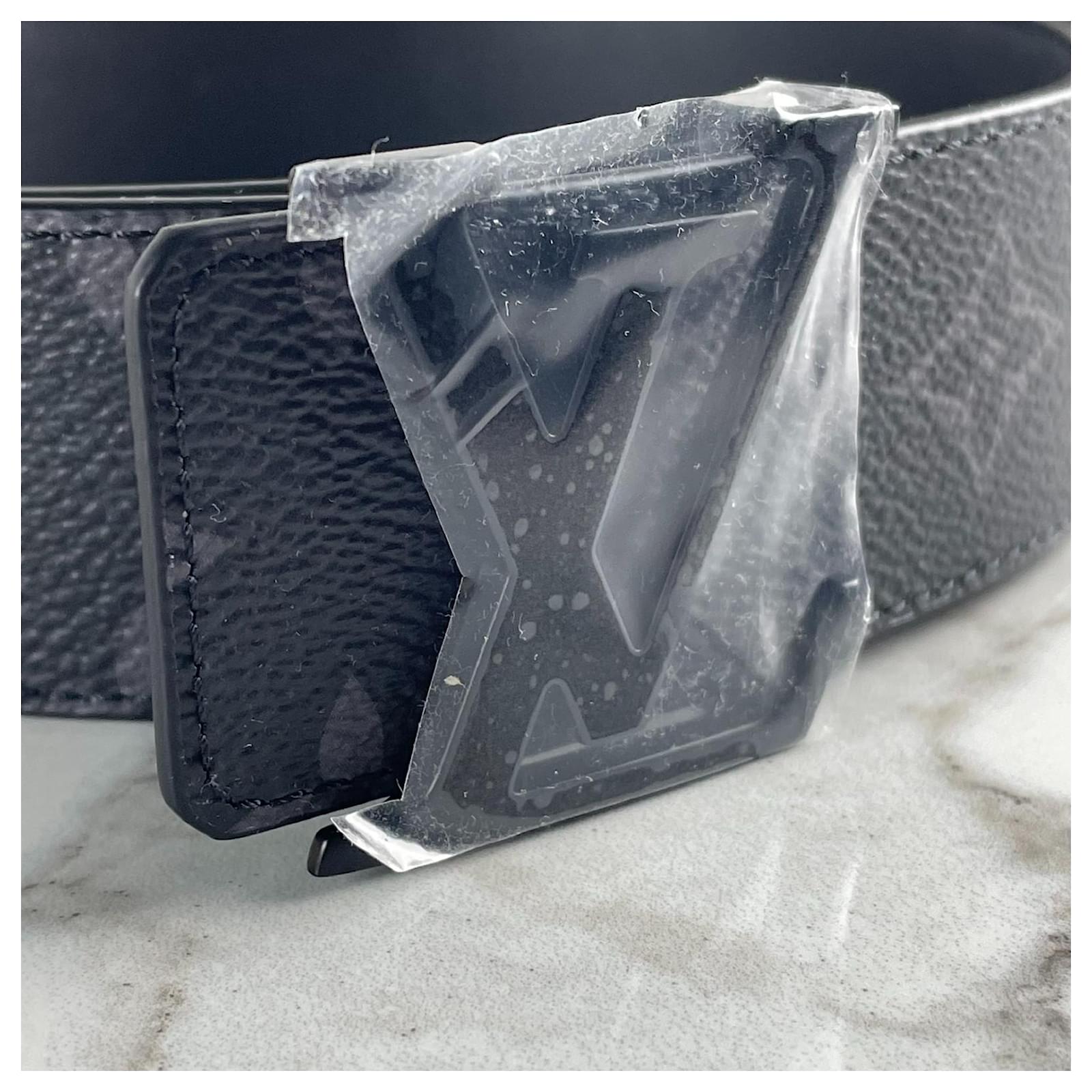 Cinturón con iniciales LV en negro mate de Louis Vuitton 40MM Gris