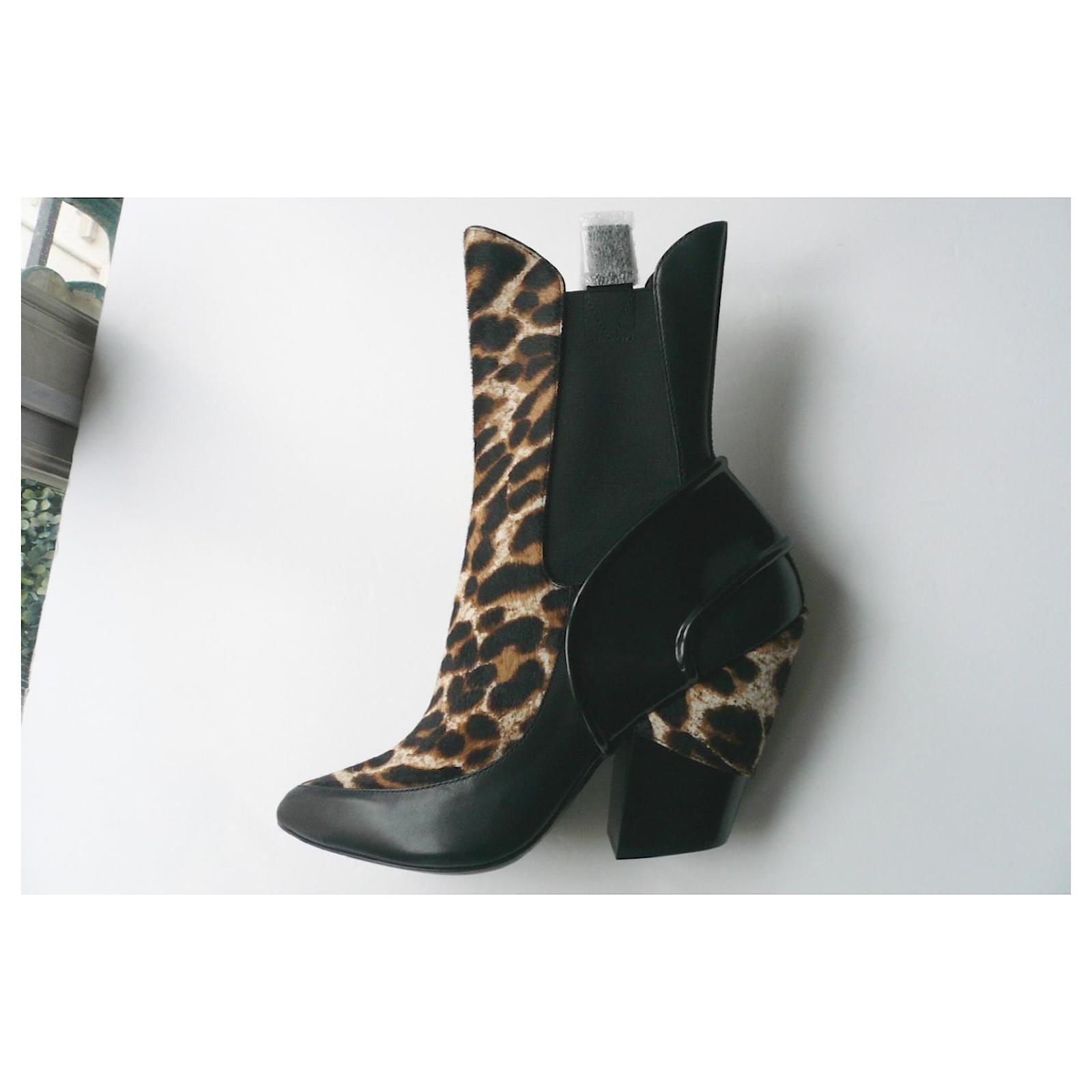 LOUIS VUITTON New Fireball boots T39 IT RARE Black Leopard print Leather  ref.665268 - Joli Closet