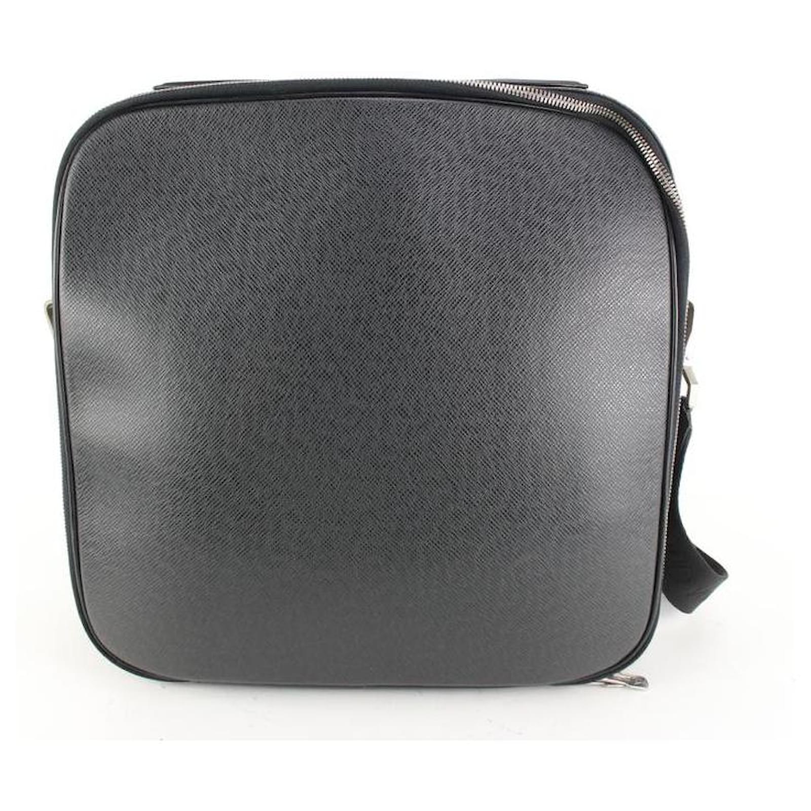 Louis Vuitton Taïga Tura Messenger Bag - Black Messenger Bags, Bags -  LOU765287