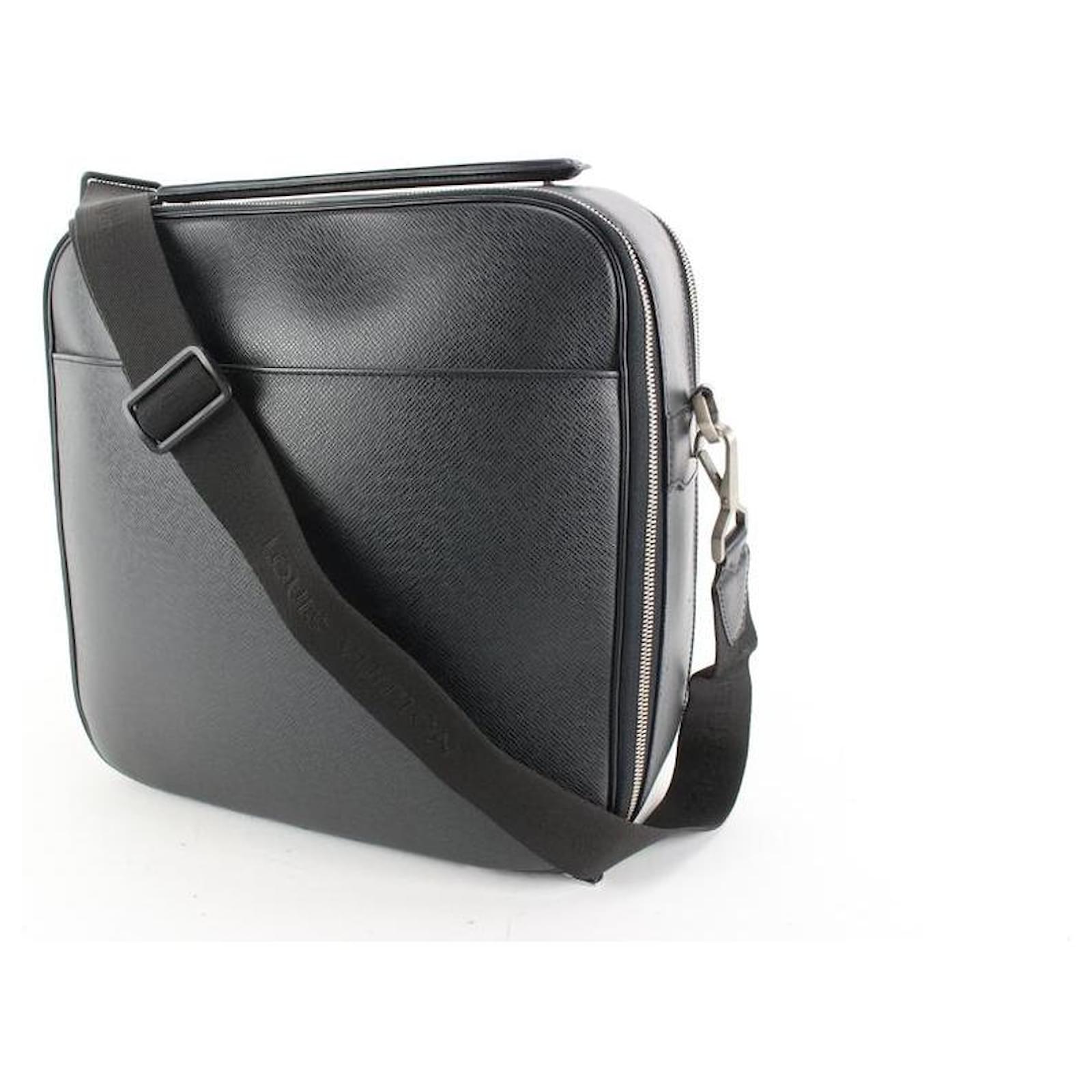 Louis Vuitton Taïga Tura Messenger Bag - Black Messenger Bags, Bags -  LOU765287