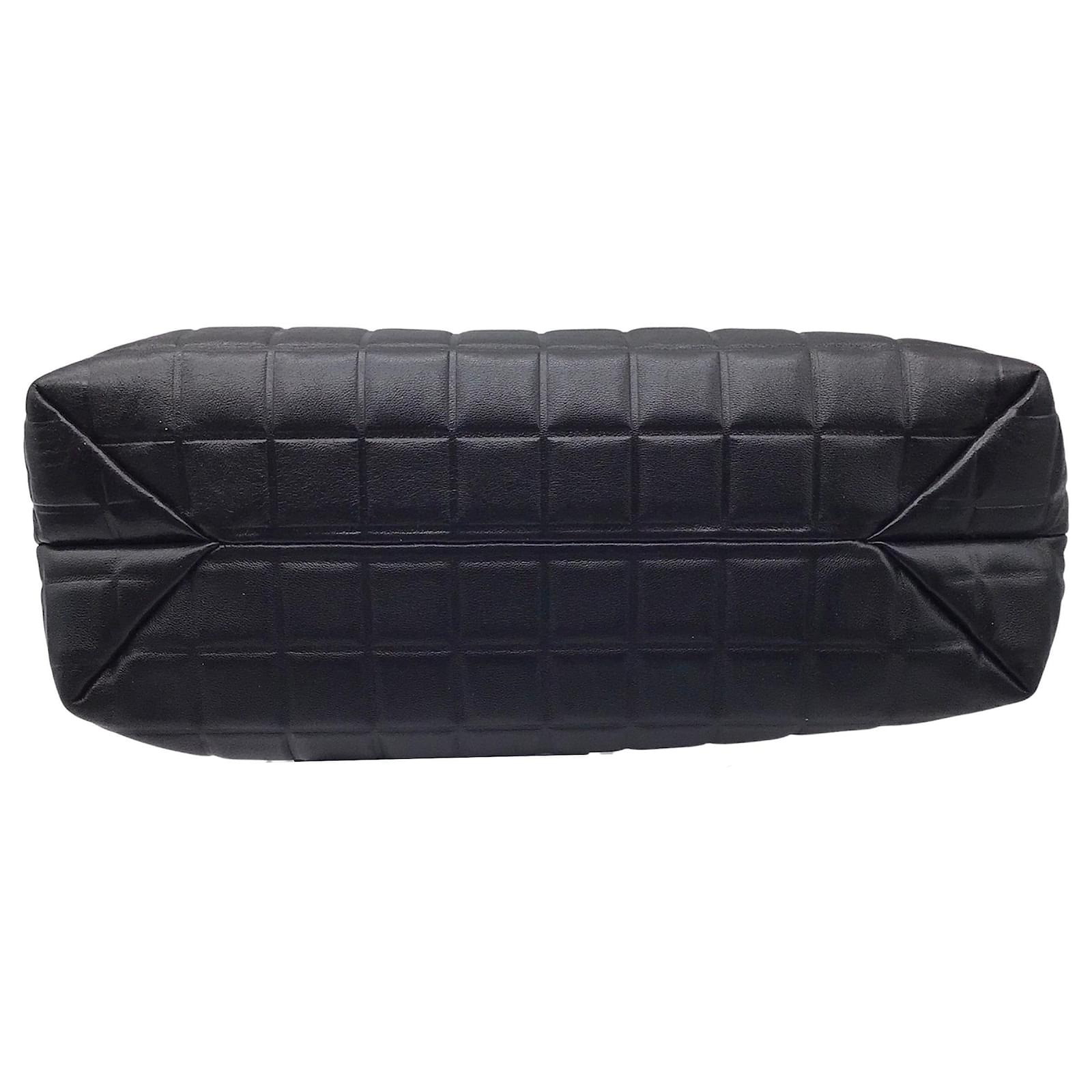 Chanel 2001 Chocolate Bar Frame Black Leather Shoulder Bag ref.667680 ...