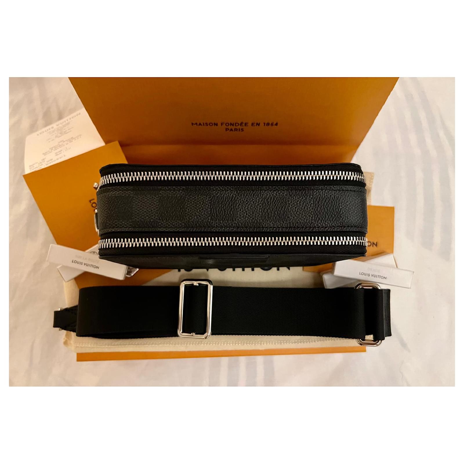 Louis Vuitton Alpha graph gray Grey Exotic leather ref.669928 - Joli Closet