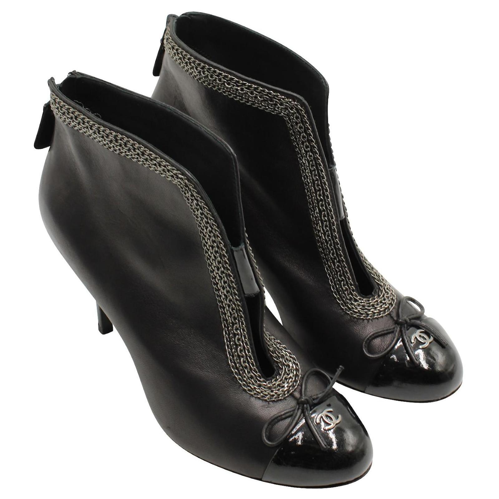 CHANEL 25S ANKLE BOOTS IN BLACK CALFSKIN GLOSSY TOE RUCHED