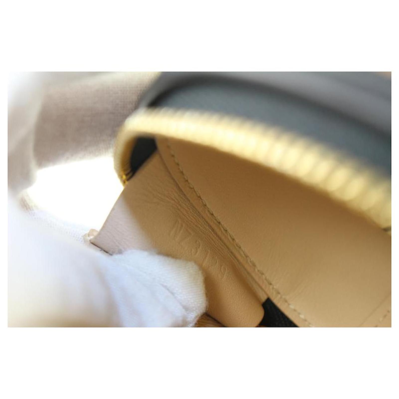 Louis Vuitton Reverse Monogram Boite Chapeau Necklace Leather ref.689211 -  Joli Closet